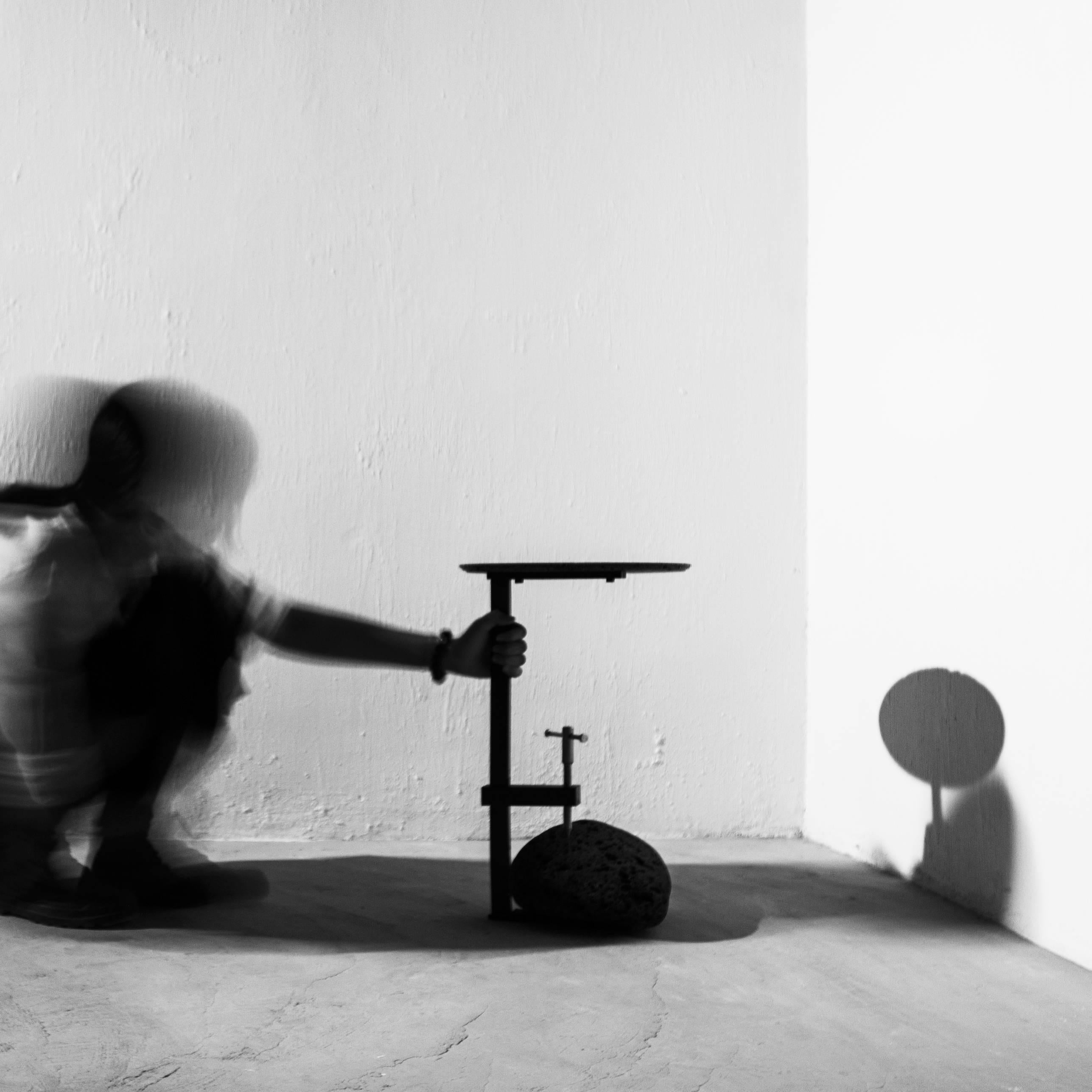 Studio Buzao, table d'appoint en pierre de lave noire par Bentu Design en vente 1