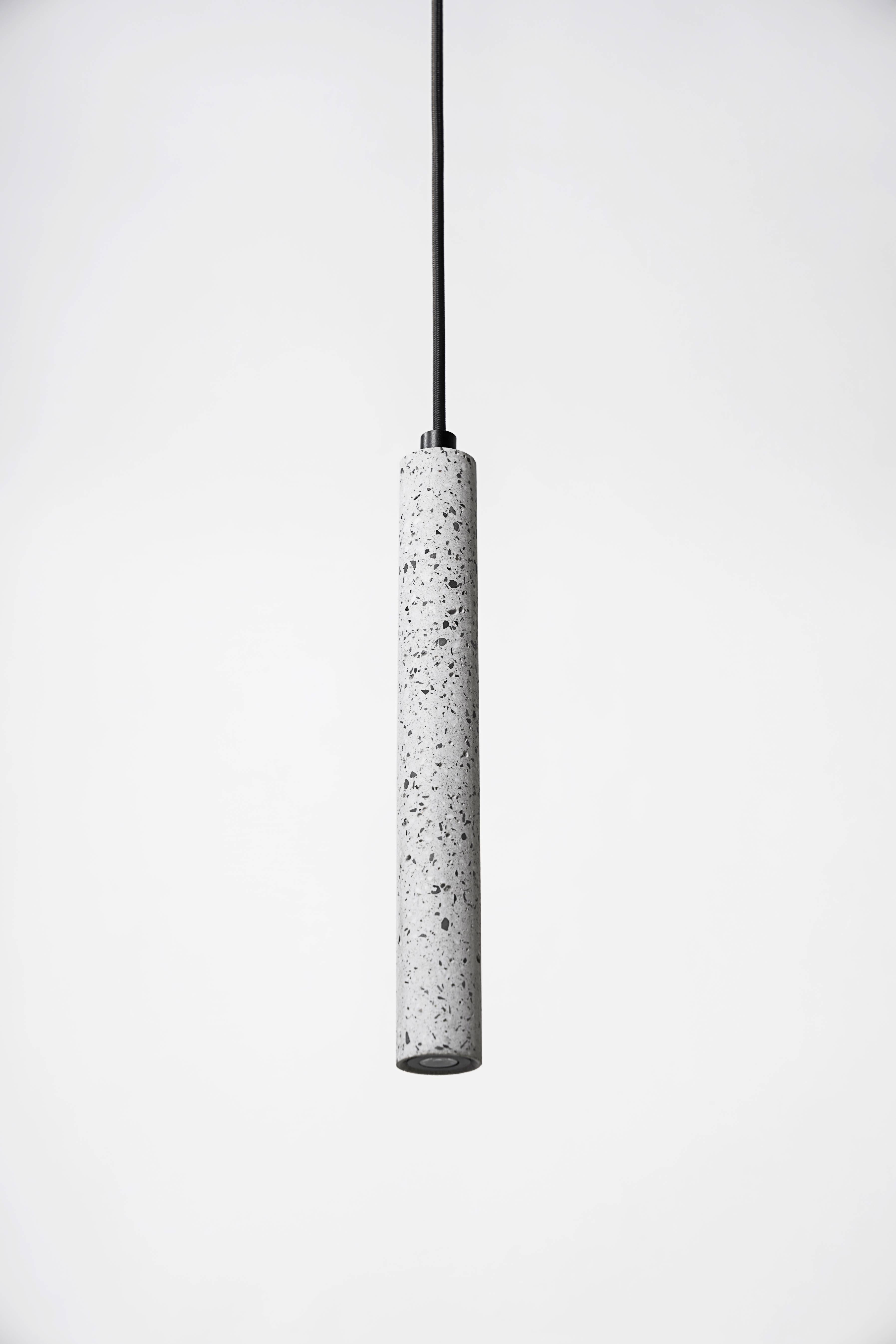 White terrazzo and concrete ceiling lamp designed by Cantonese studio Bentu Design.

(Sold individually)
 
Measures: 31 cm high; 4 cm diameter
Wire: 2 Meters black (adjustable)
Lamp type: G9 LED 1.5W.

Brass finish only.

“Bang” ceiling lamps are
