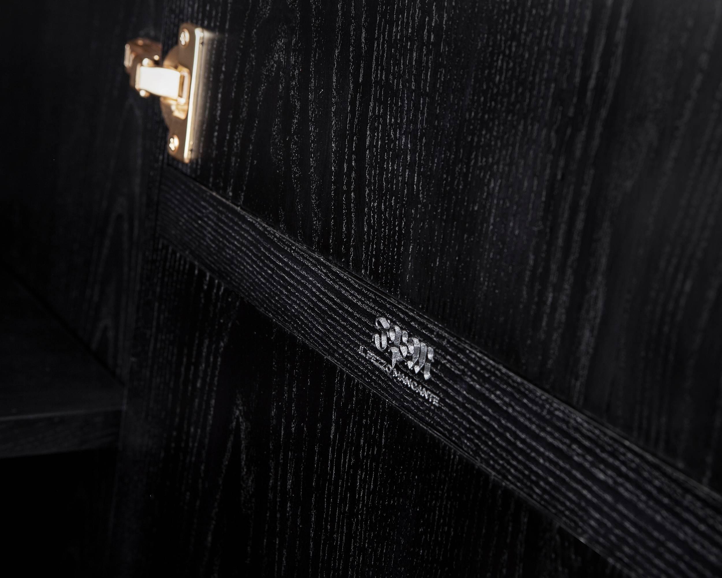 „Il Pezzo 1 Schwarze Anrichte“ aus ebonisiertem Sideboard mit Marquinia-Platte und Bronzesockel (Asche) im Angebot