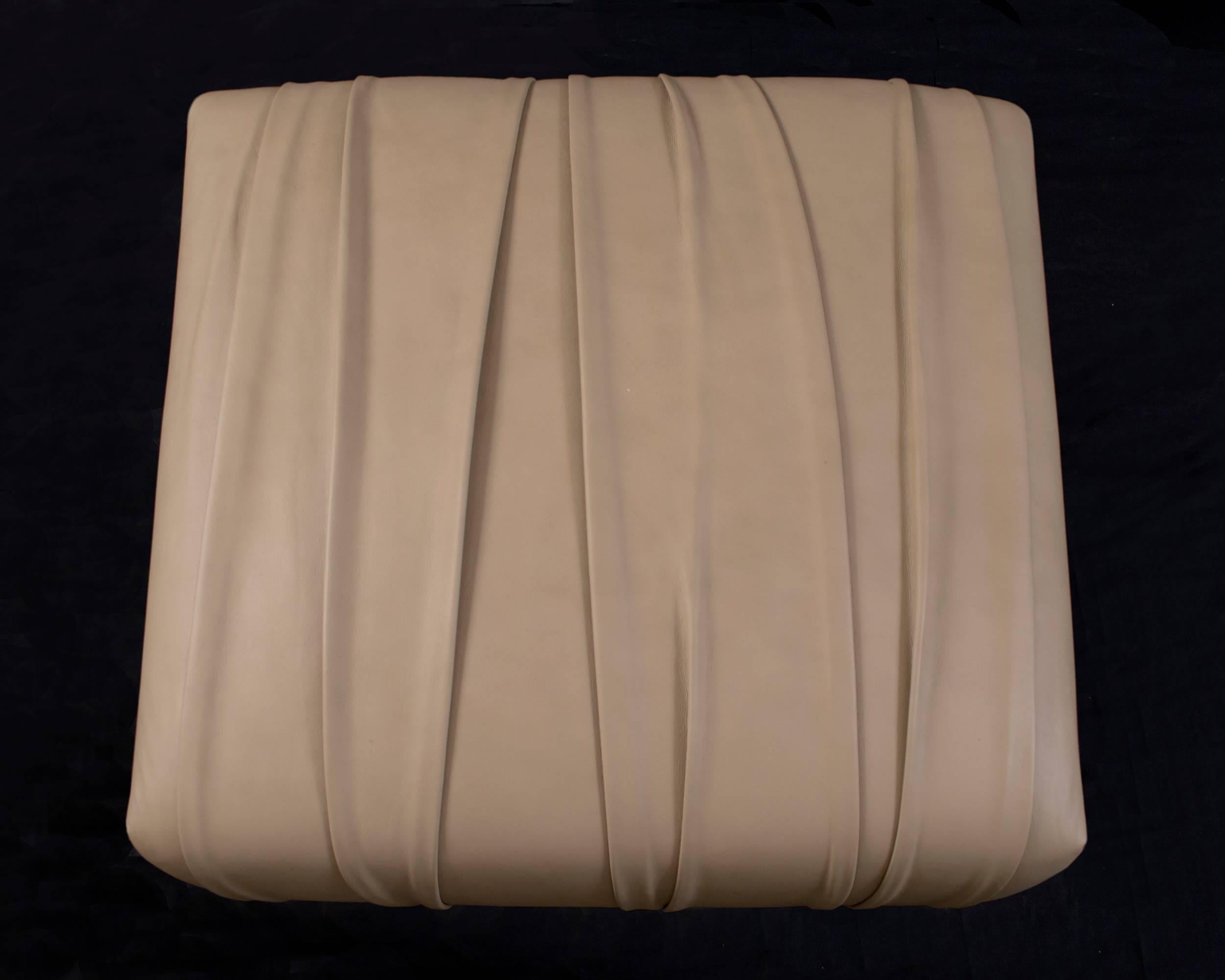 Polsterhocker „Il Pezzo 1 Hocker“ aus feinem Leder mit goldenem Messingfuß (Italienisch) im Angebot