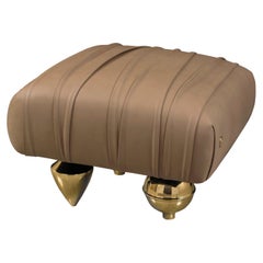 Pouf "Il Pezzo 1" rivestito in pelle pregiata con base in ottone dorato