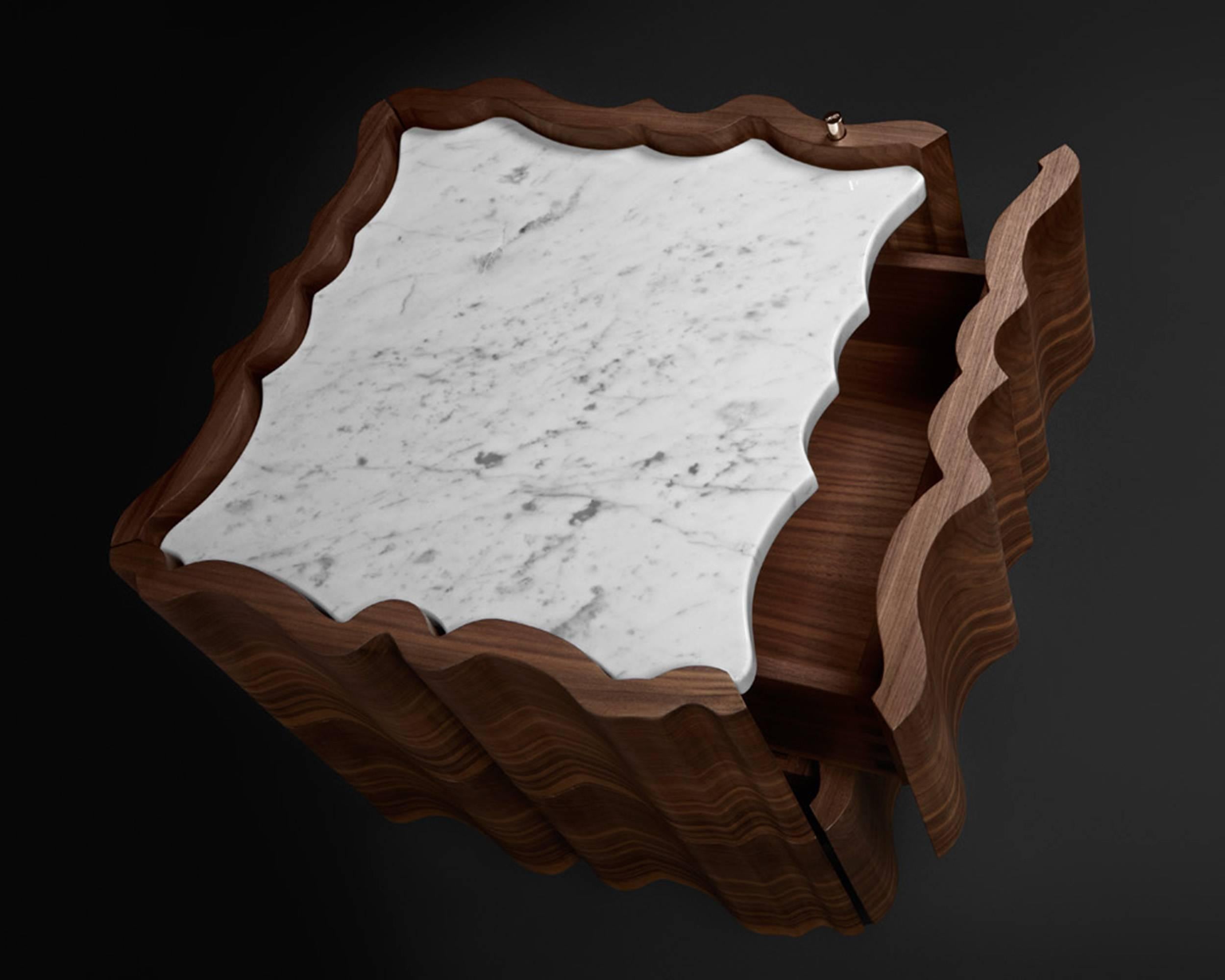 Nachttisch „Il Pezzo 2 Nachttisch“ aus massivem Nussbaumholz – Carrara-Marmor – Messing (Italienisch) im Angebot
