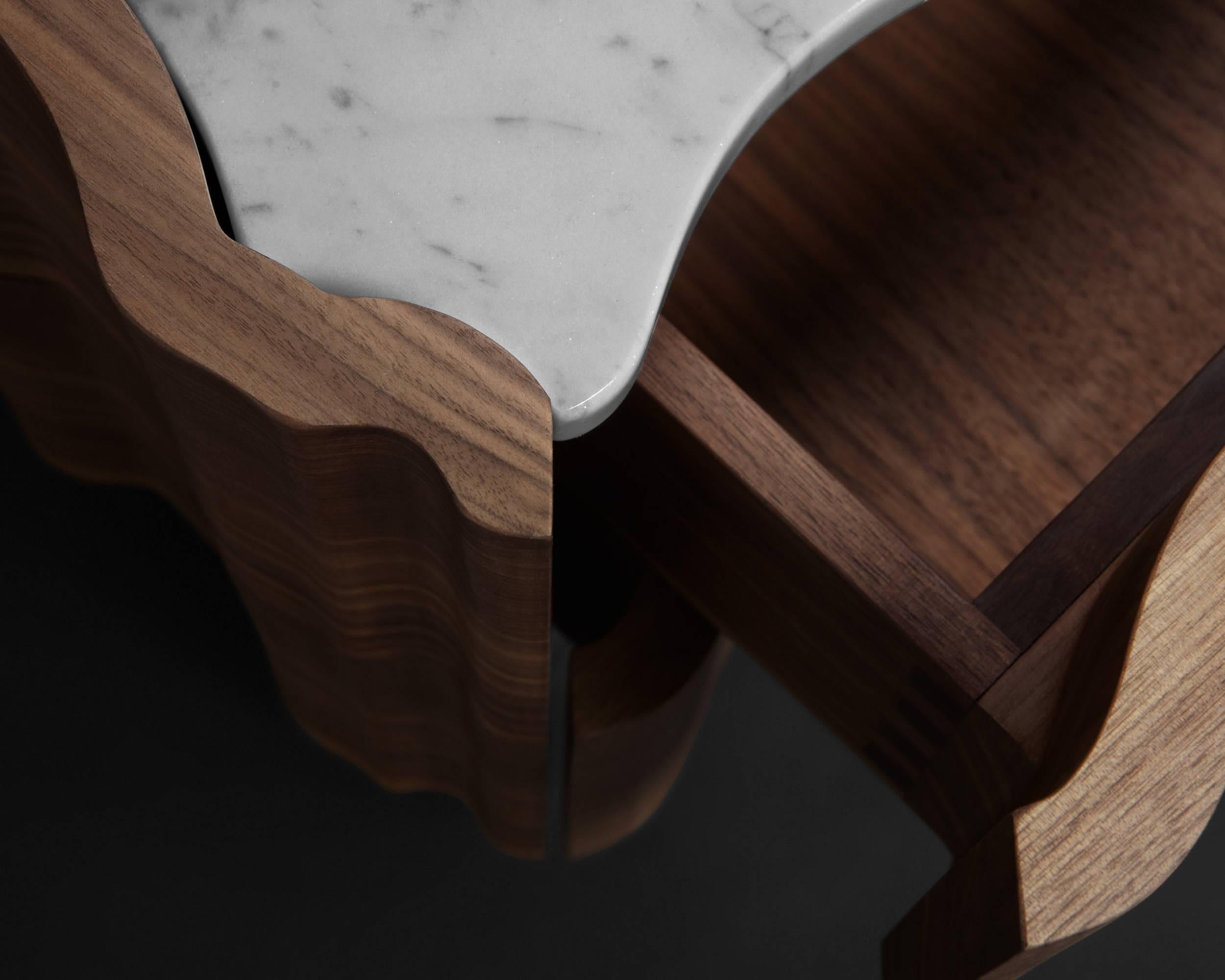 Nachttisch „Il Pezzo 2 Nachttisch“ aus massivem Nussbaumholz – Carrara-Marmor – Messing im Zustand „Neu“ im Angebot in Firenze, IT