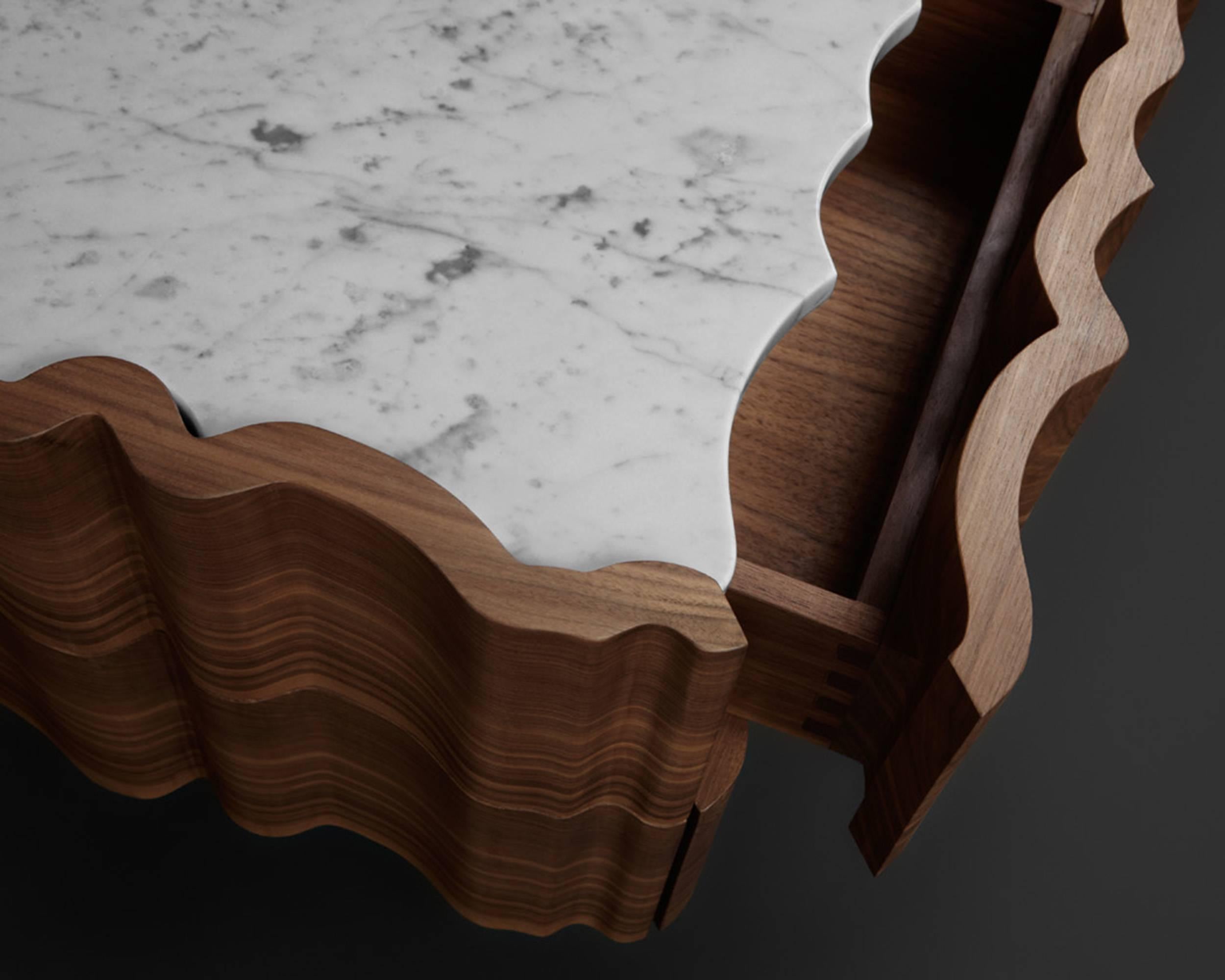 Nachttisch „Il Pezzo 2“ aus massivem Nussbaumholz – Carrara-Marmor – Nickel (Verzinkt) im Angebot