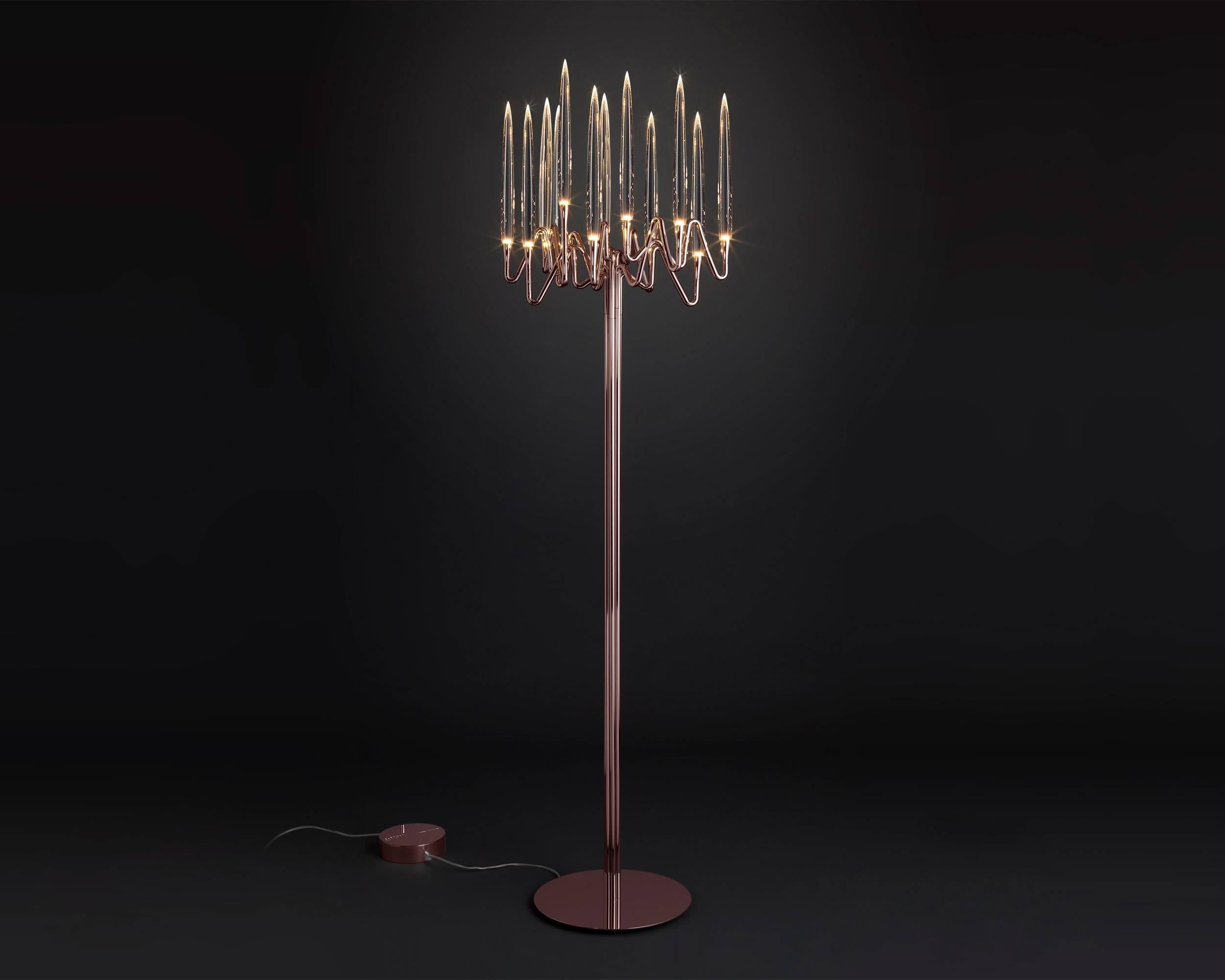 Inspired by Arabic calligraphic art and the icon of the classical candelabrum is Il Pezzo 3 Floor Lamp, with a hand-forged brass structure and elegant “candles” crafted from solid crystal.
The candles are illuminated using the latest LED