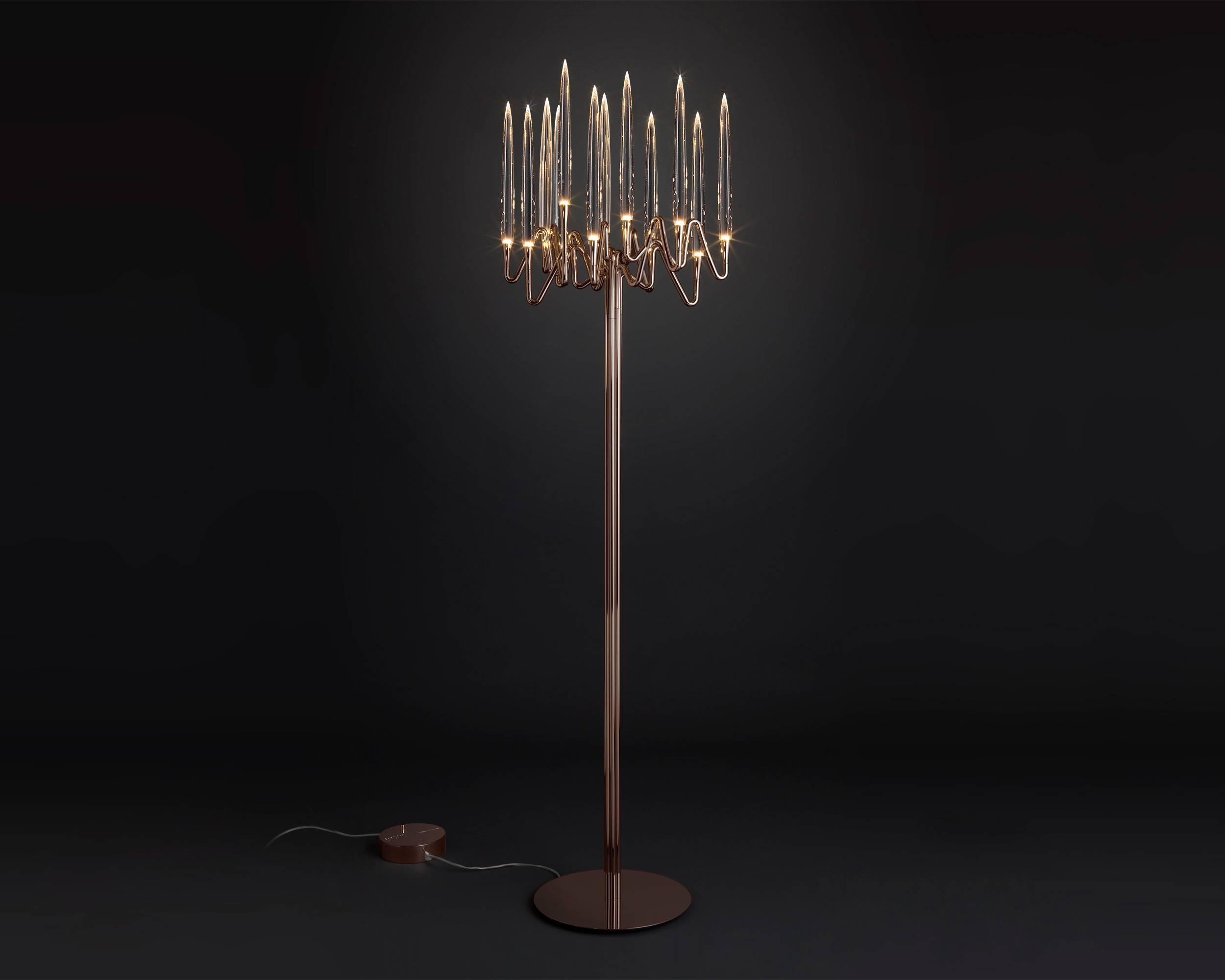Inspired by Arabic calligraphic art and the icon of the classical candelabrum is Il Pezzo 3 Floor Lamp, with a hand-forged brass structure and elegant “candles” crafted from solid crystal.
The candles are illuminated using the latest LED
