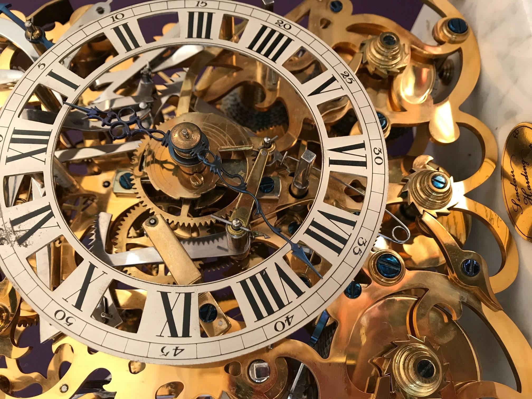 Cette magnifique horloge squelette à carillon est le résultat de mois de travail manuel minutieux. Chaque plaque est découpée individuellement dans du laiton massif, limée, tapissée de papier lisse, brunie et dorée avant d'être finalement intégrée à