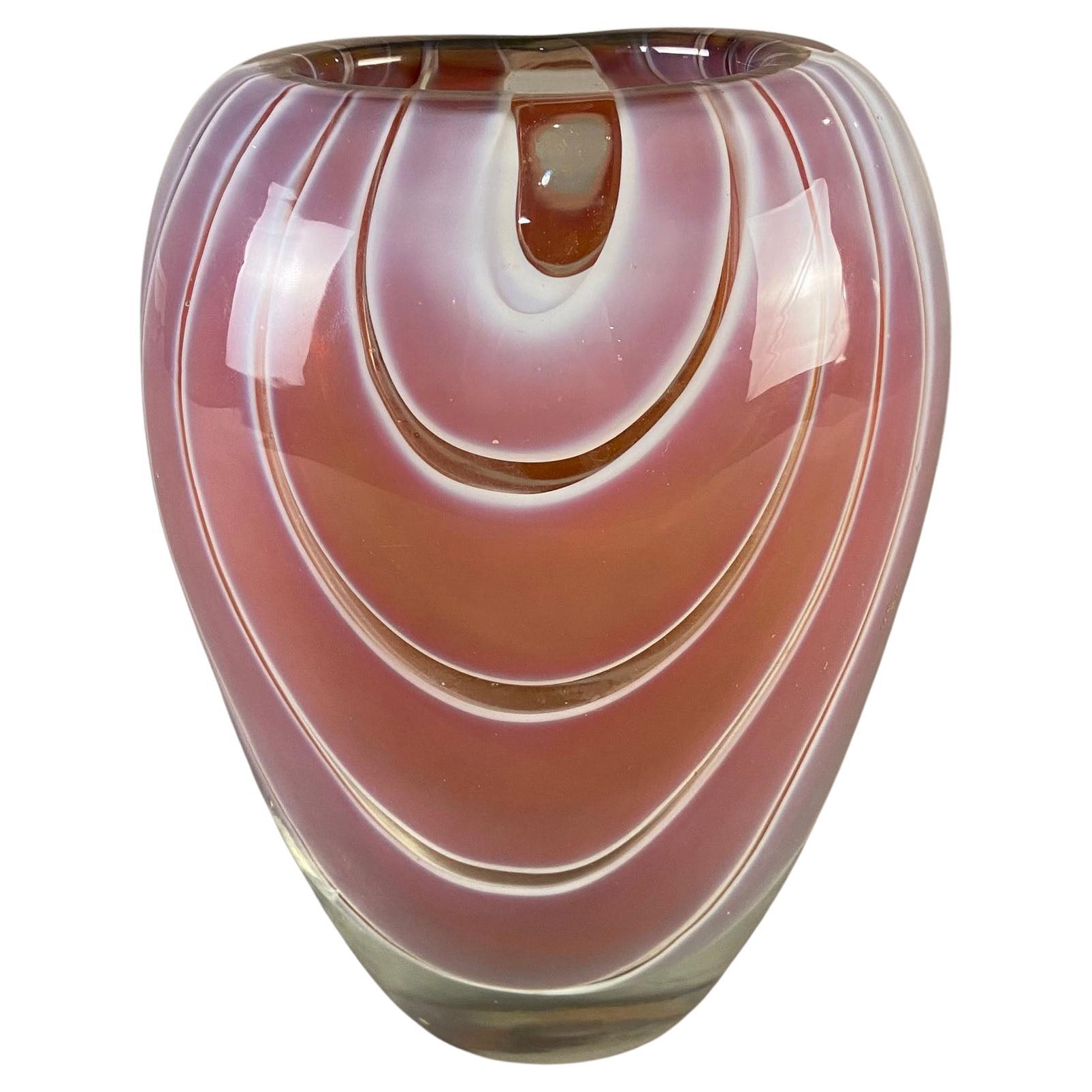 Vase à fleurs roses des années 1950 dans le style "Zebra" de Vicke Lindstrand en vente