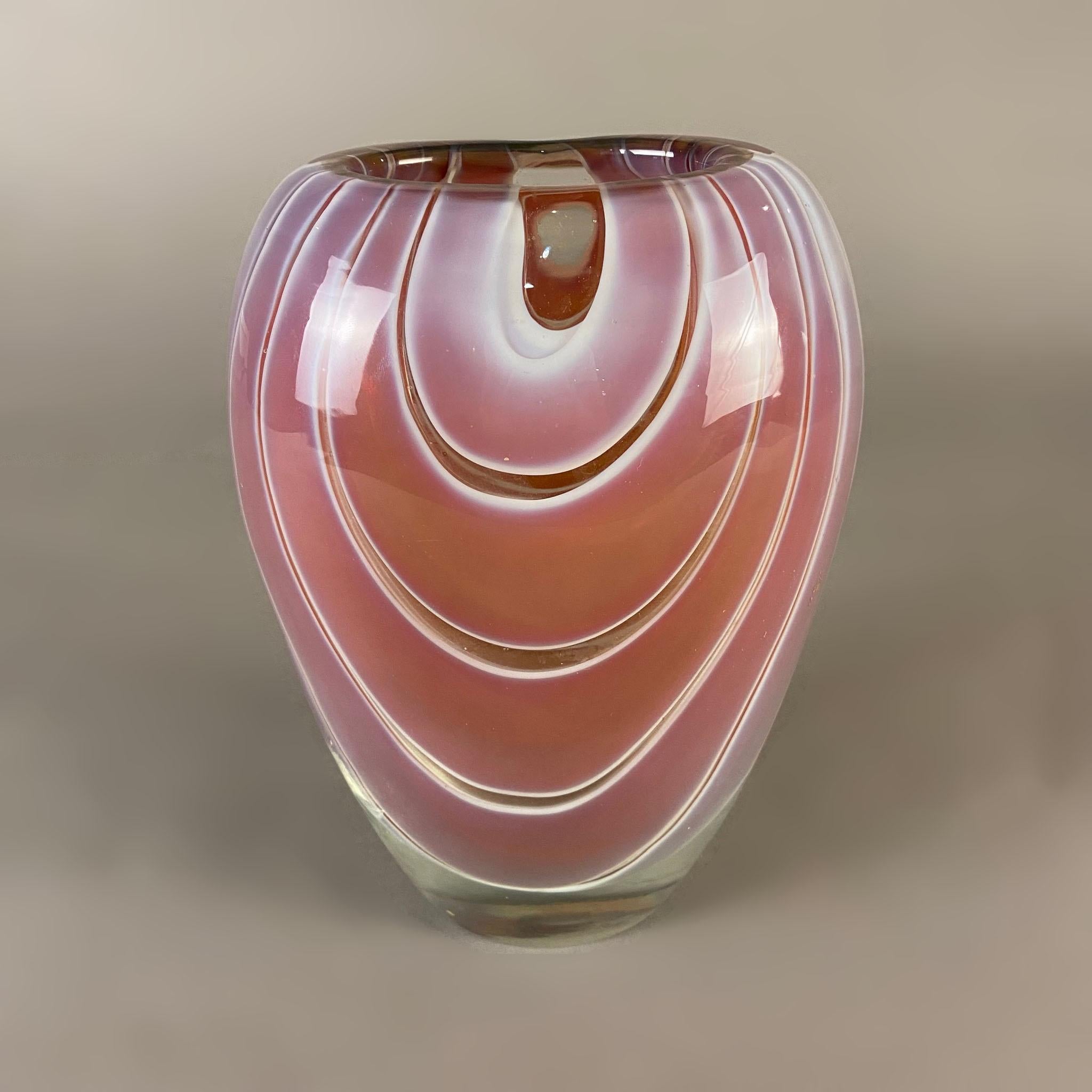 Vase en verre de Murano rose soufflé avec des détails organiques en blanc et des lignes claires. Imite le style 