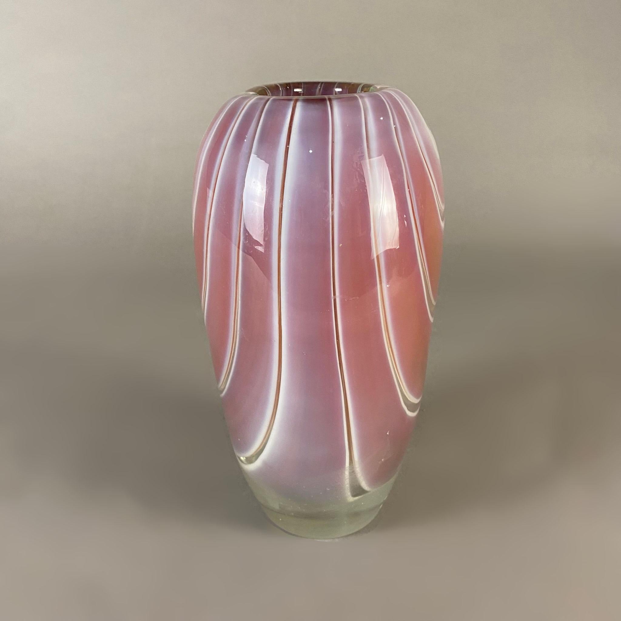 Européen Vase à fleurs roses des années 1950 dans le style 