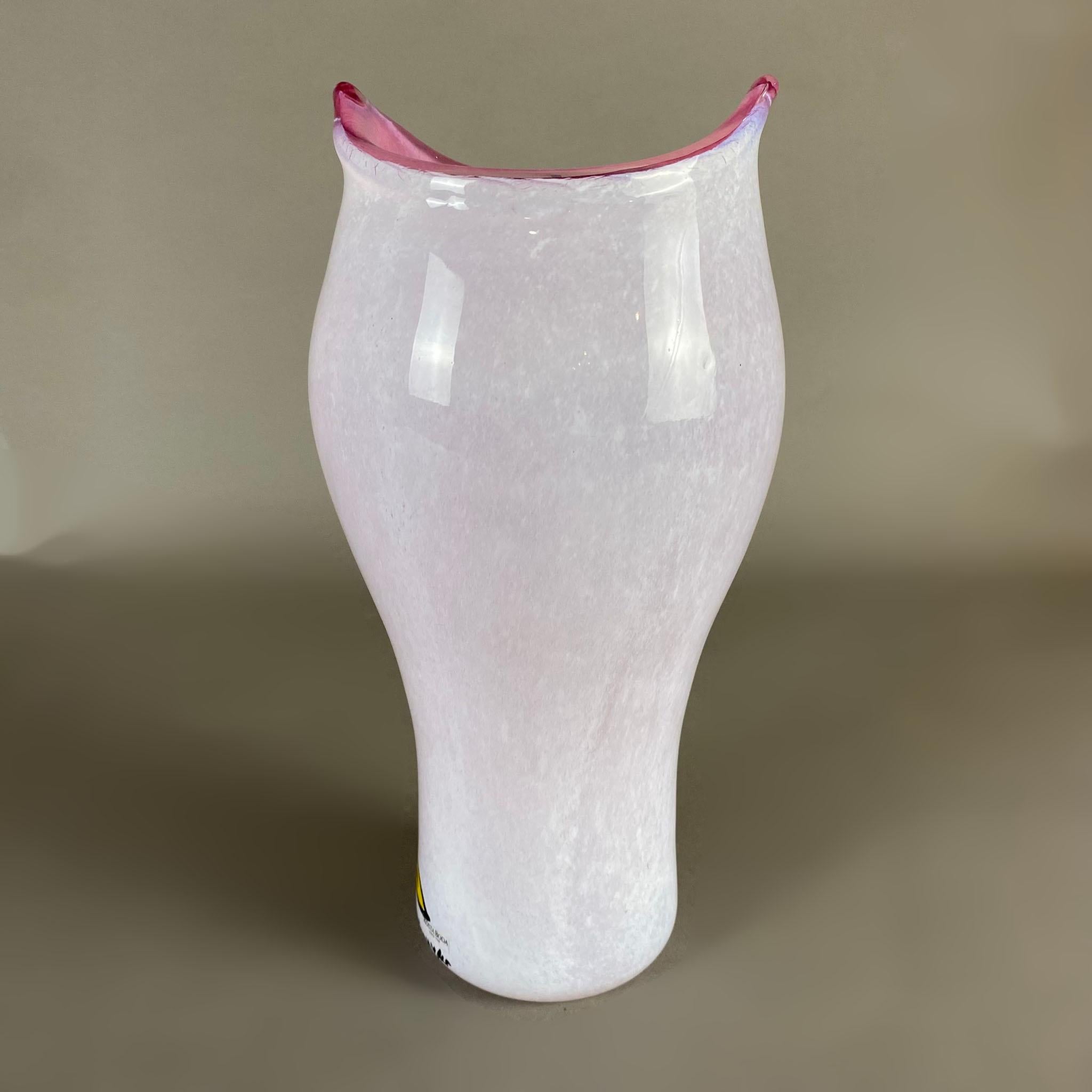 Svedese Vaso di fiori Open Minds Pink Face di Ulrica Hydman-Vallien per Kosta Boda in vendita