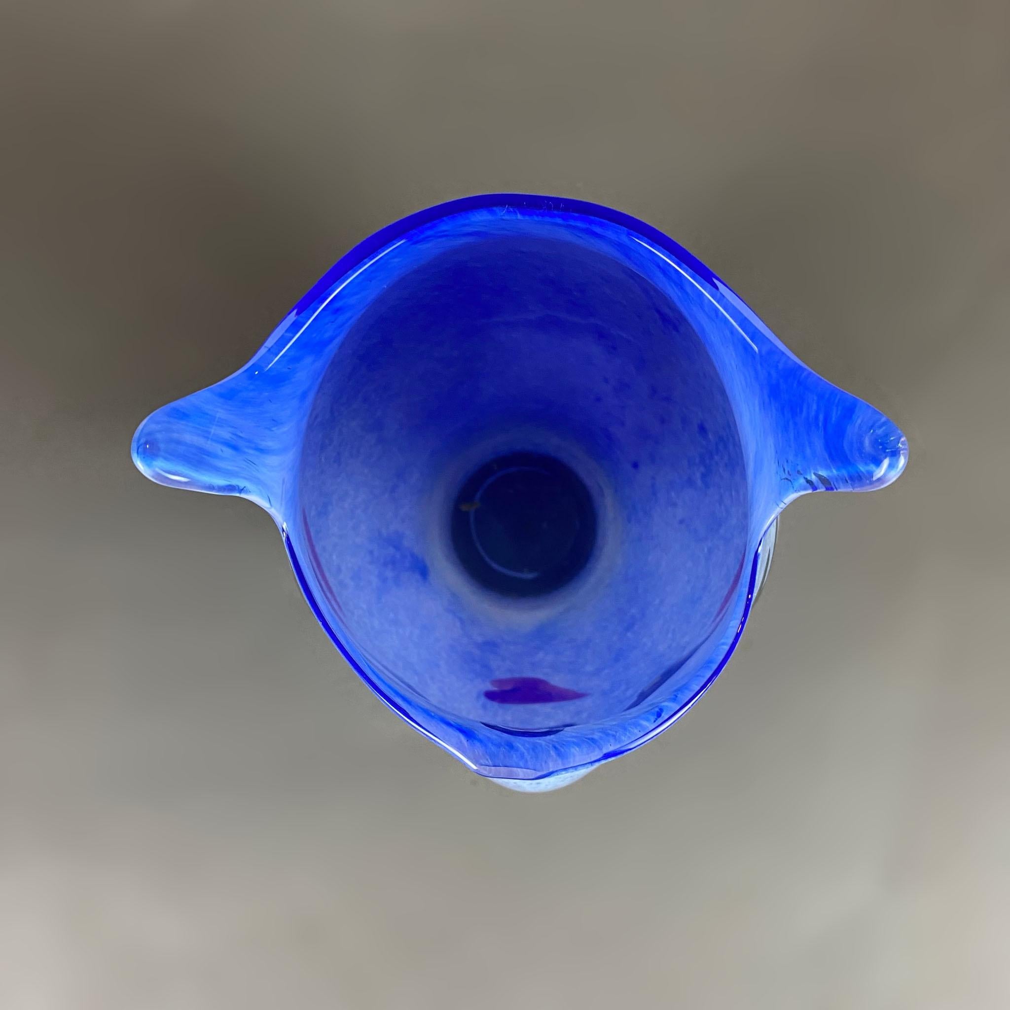 Svedese Vaso da fiori Open Minds Blue Face di Ulrica Hydman-Vallien per Kosta Boda in vendita