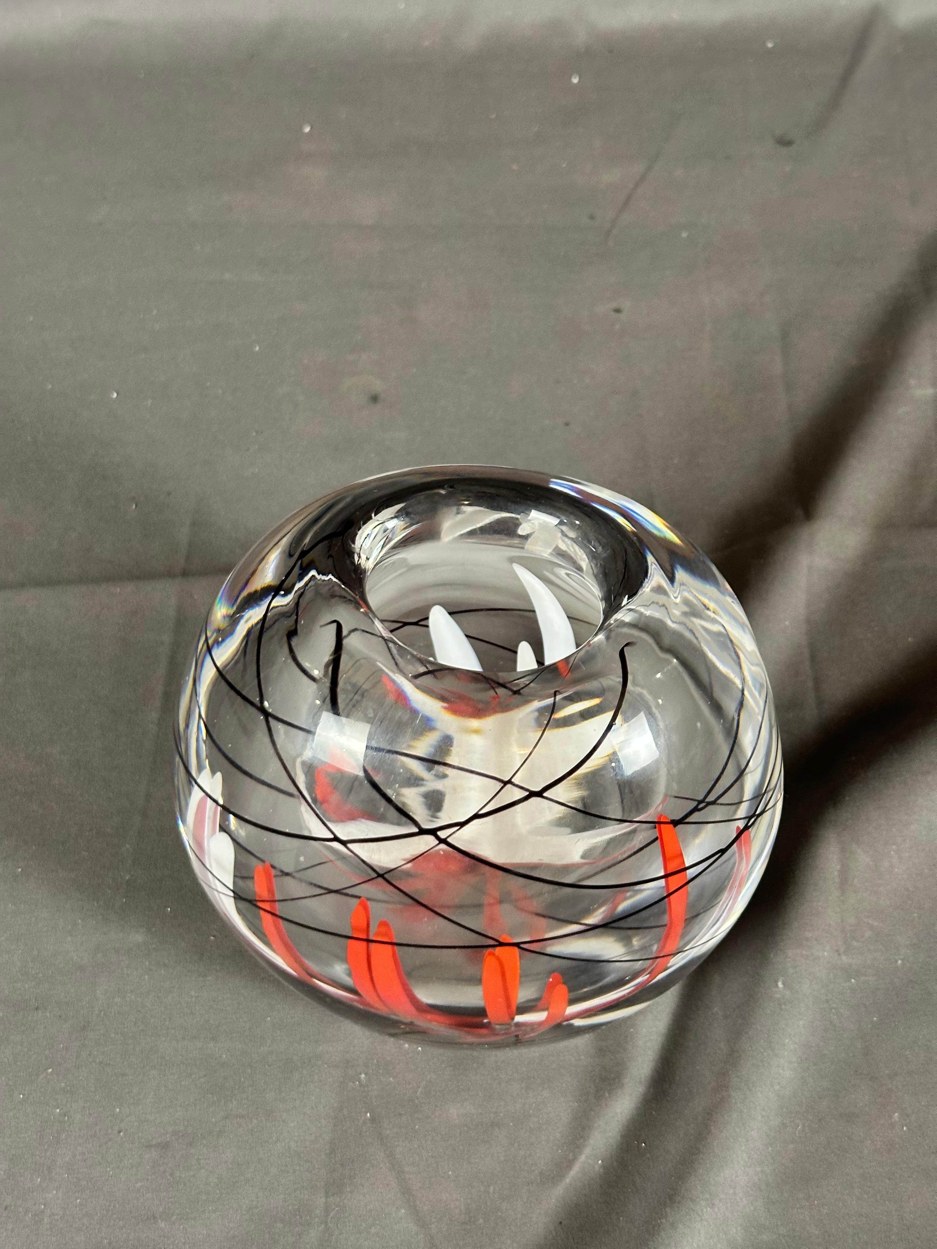 Vetro soffiato Vicke Lindstrand per Kosta Boda 1950 Vaso trasparente, bianco, nero e rosso in vendita