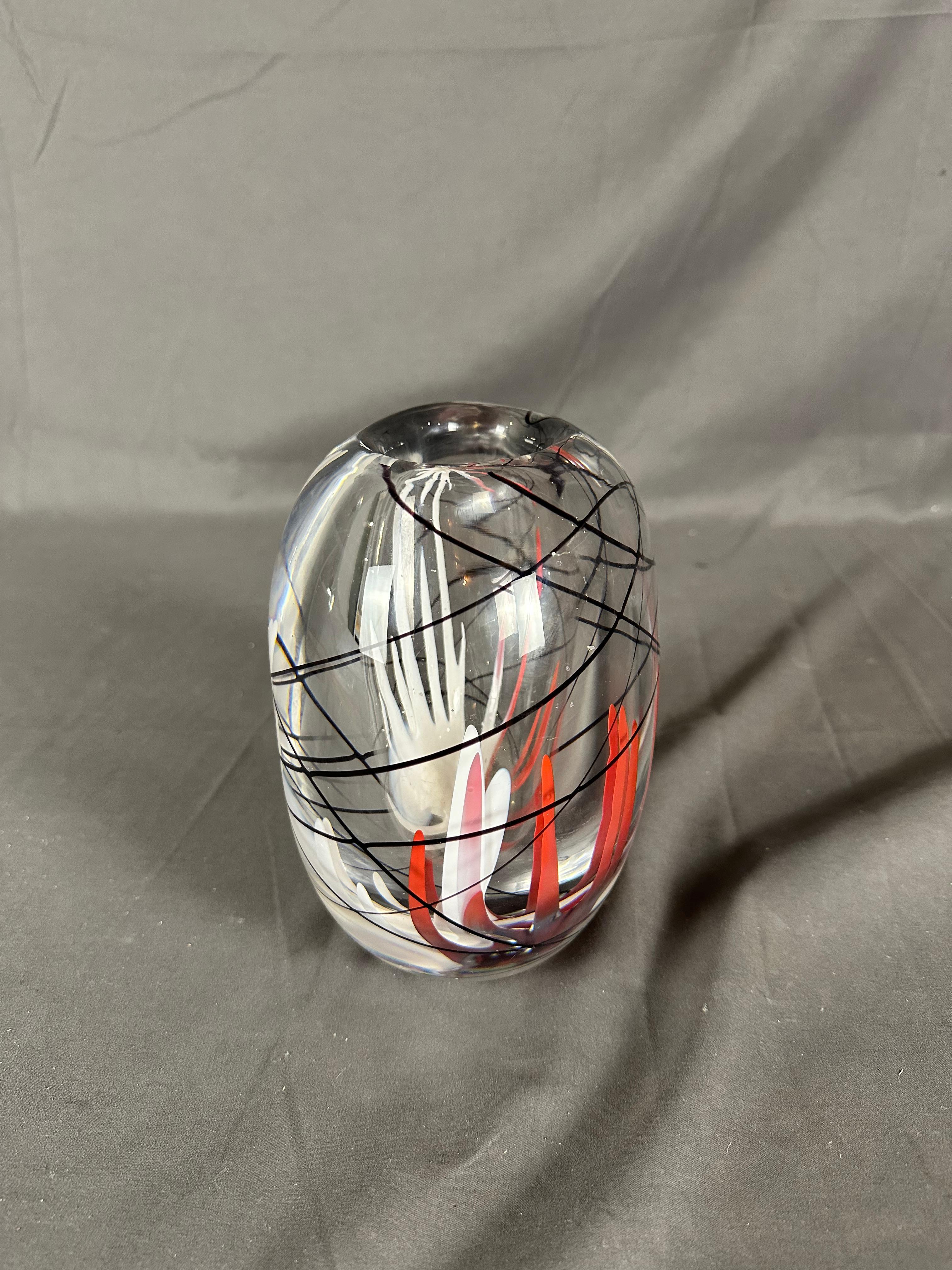 Metà XX secolo Vicke Lindstrand per Kosta Boda 1950 Vaso trasparente, bianco, nero e rosso in vendita