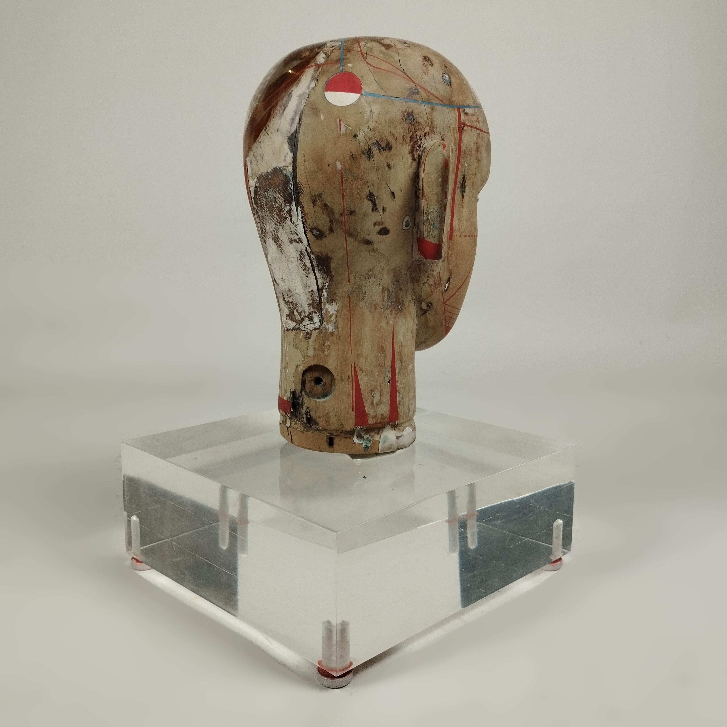 Dipinto a mano Scultura di testa in legno serigrafato e resina di Víktor Martínez con base acrilica in vendita