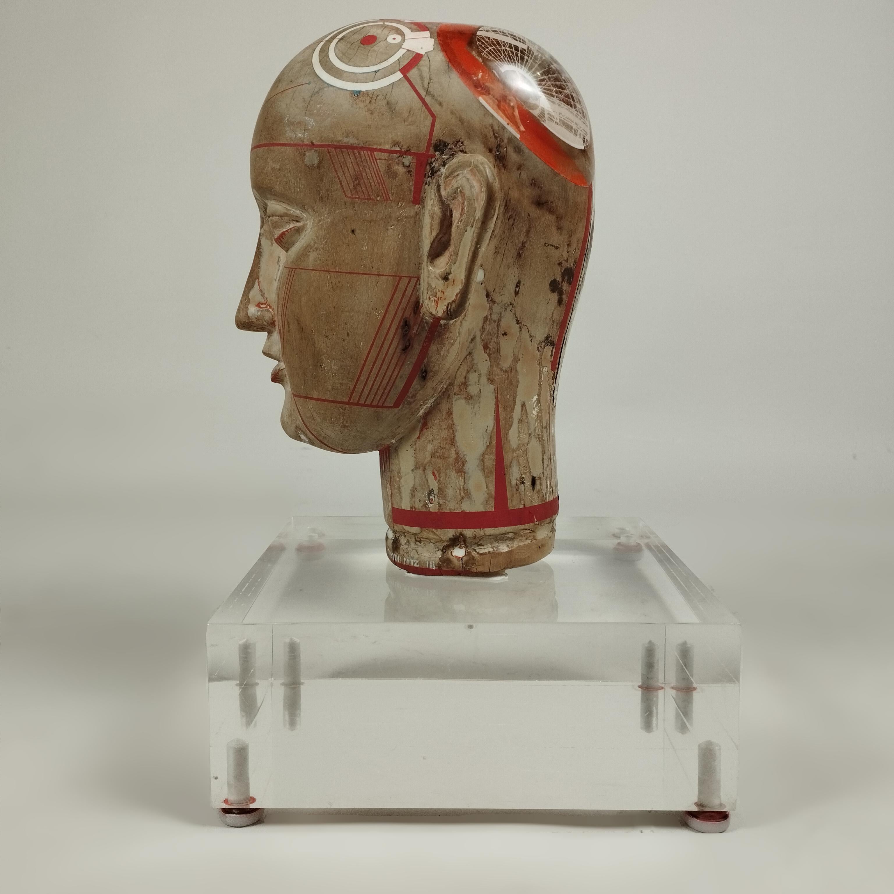 Postmoderno Scultura di testa in legno serigrafato e resina di Víktor Martínez con base acrilica in vendita