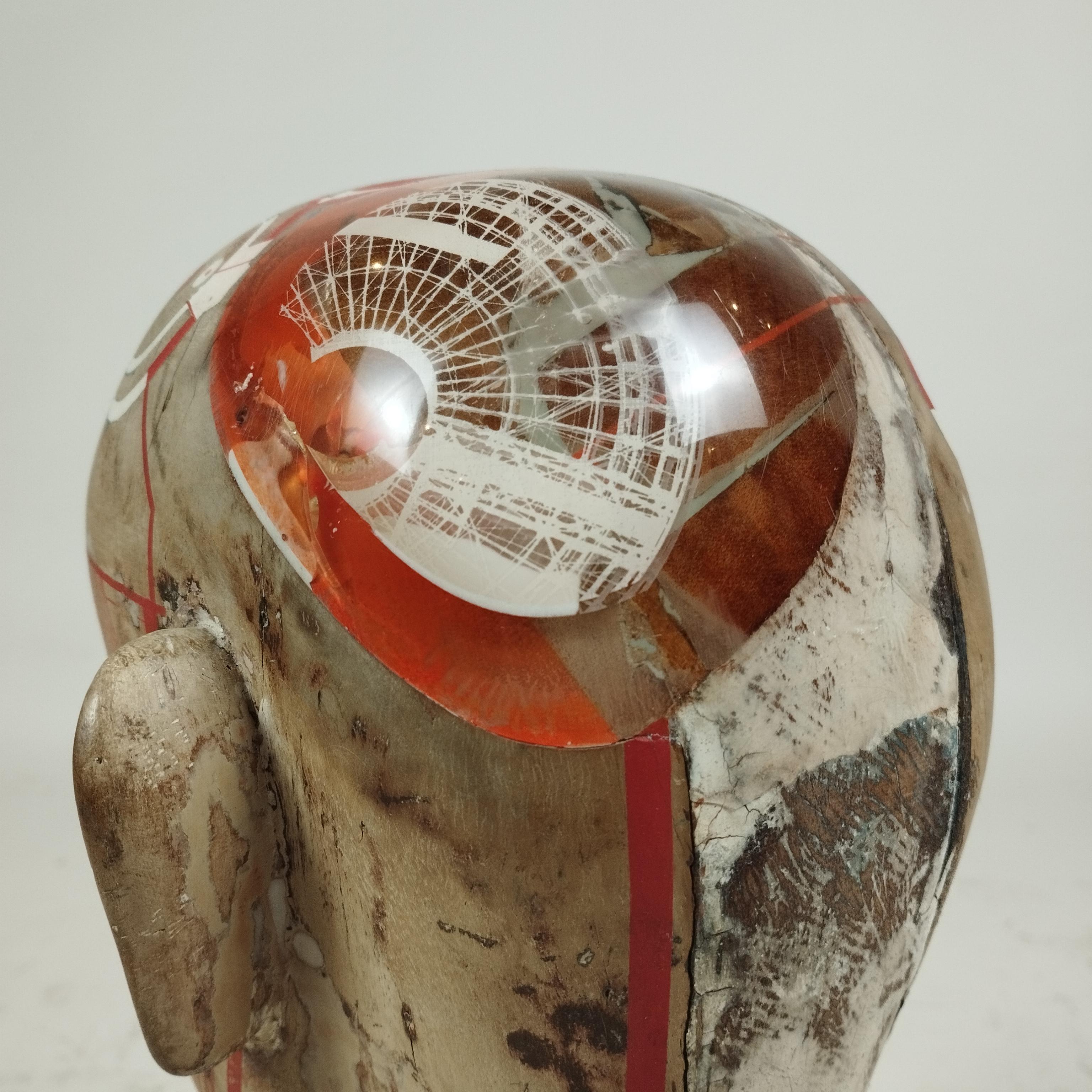 Scultura di testa in legno serigrafato e resina di Víktor Martínez con base acrilica In condizioni buone in vendita a Mexico City, MX