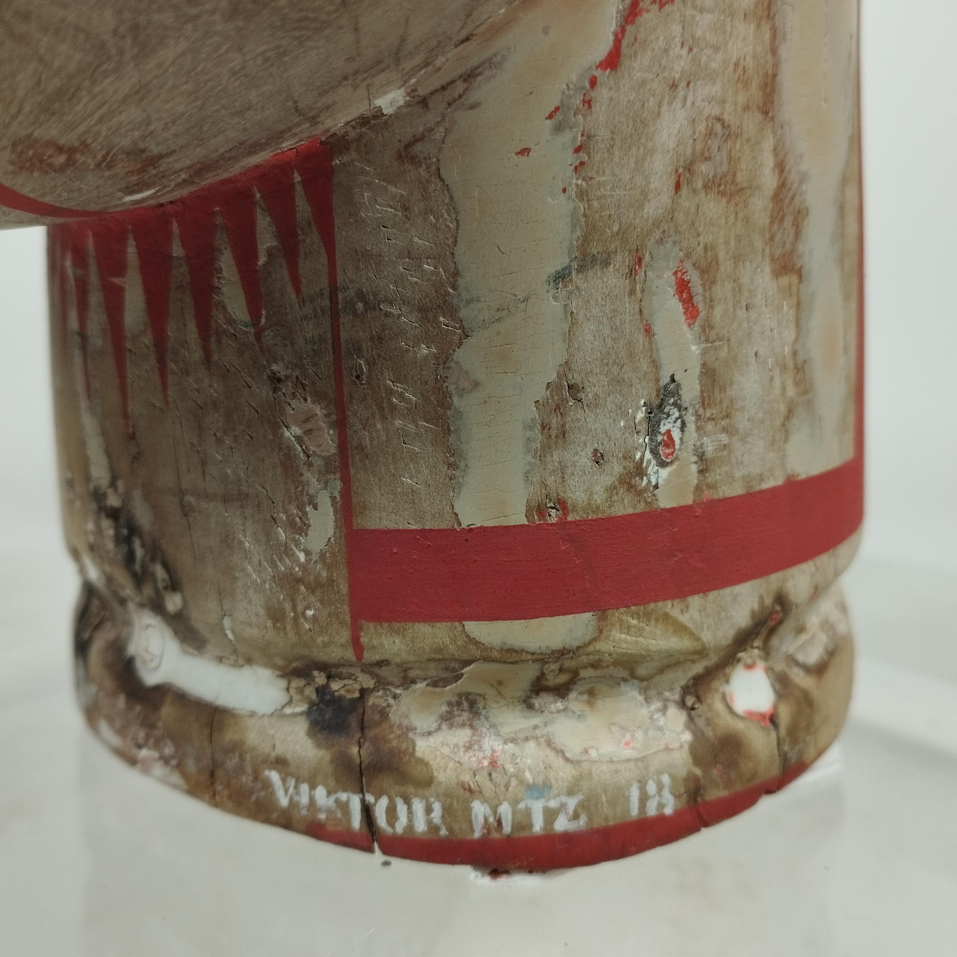 XXI secolo e contemporaneo Scultura di testa in legno serigrafato e resina di Víktor Martínez con base acrilica in vendita
