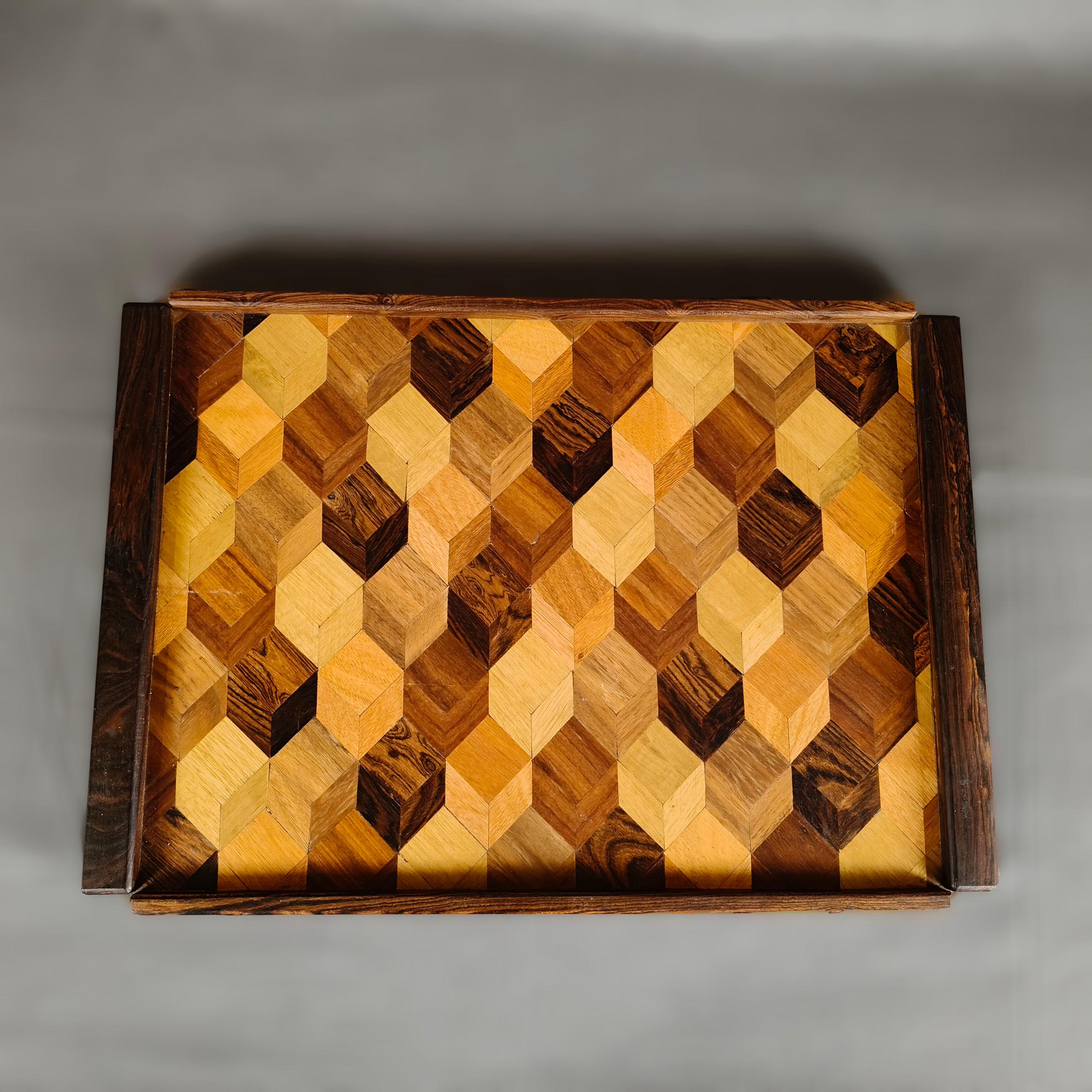 Plateau de service classique en parquet mexicain des années 1970, réalisé par le designer américain Don S. Shoemaker. La parqueterie du plateau rectangulaire est composée d'un motif en trompe l'œil de cubes et de deux poignées plates. Le plateau