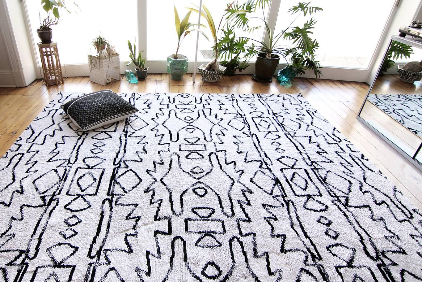 Motif de tapis : Akimbo
Matériau : 100% soie 
Qualité : tissage Lulu semi-hirsute, poils de 30 mm, noué à la main
Taille : 8' x 10'
Fabriqué au Népal
Conçu par Eskayel.
 