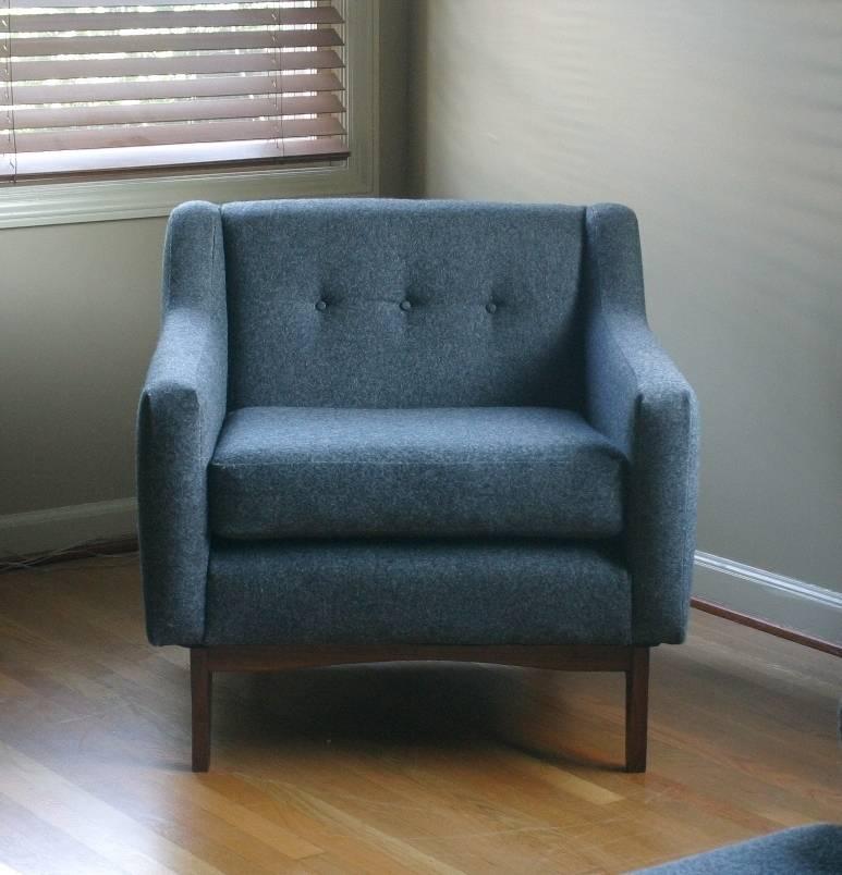 Mid-Century Modern Modern Upholstered Lounge Chair with Walnut Base and Tufted Seat Back For Sale