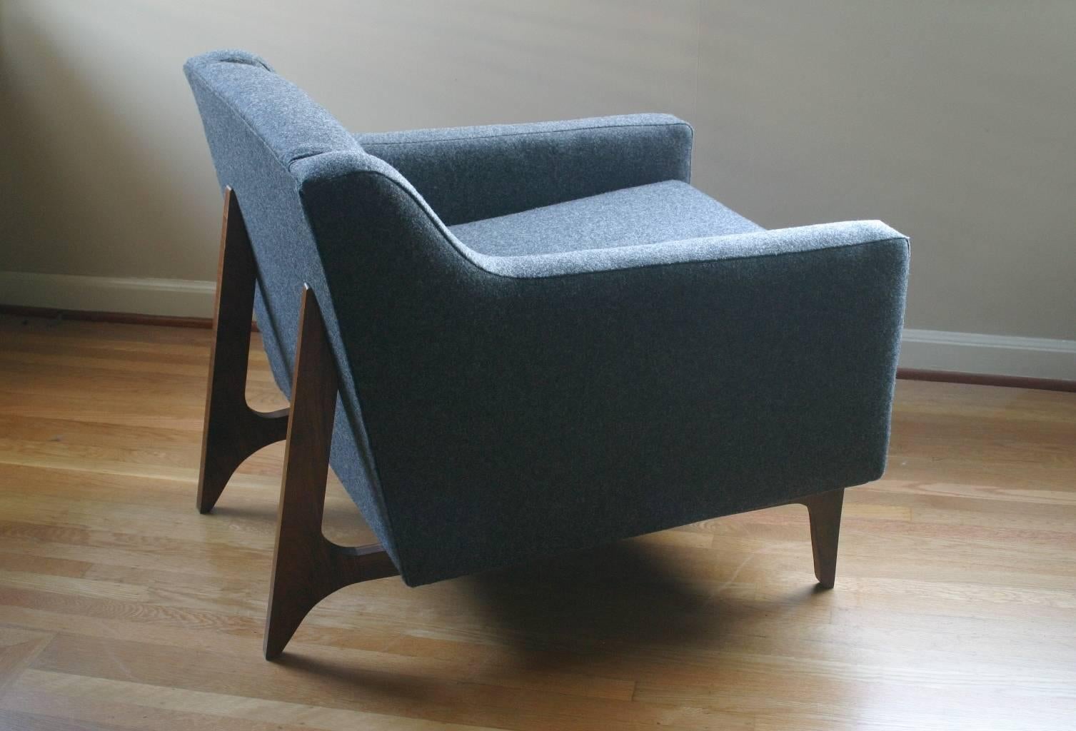 The Leonard lounger

The clean lines, subtle tufting, and gracefully canted walnut frame give the Leonard Lounger a modern appearance that belies the chair’s more traditional construction. Entirely handmade, Leonard features a solid hardwood