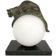 Lampe de bureau, Equilibre, chat sur boule de verre par Gaillard, d'origine Max Le Verrier