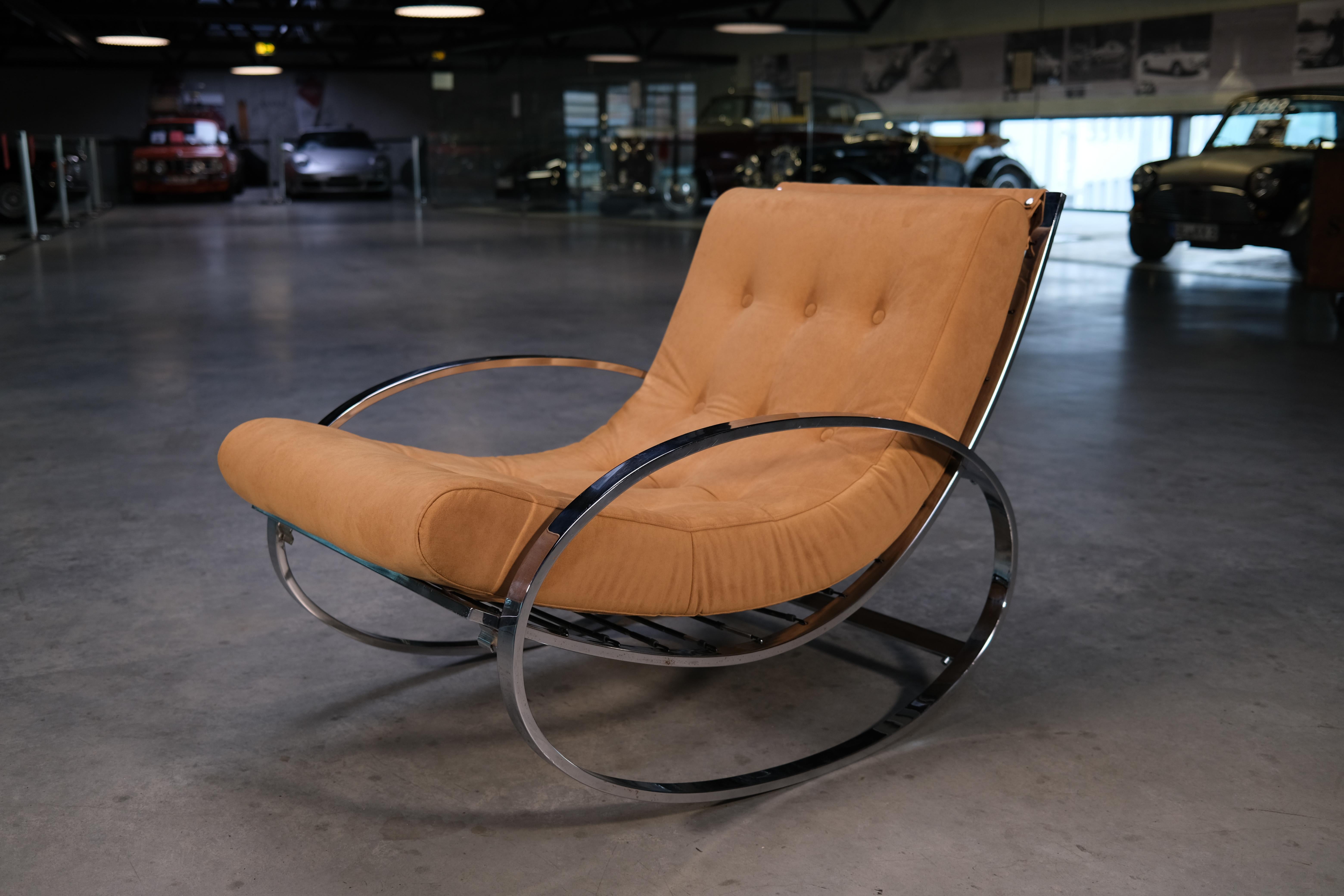 Sedia a dondolo ovale di Renato Zevi per Selig, Italia, anni '70 - Icone della modernità di metà secolo in cromo e alcantara

Sedia a dondolo, salotto a dondolo, capolavoro del Mid-Century, metallo cromato: questo pezzo scultoreo vintage è tutto