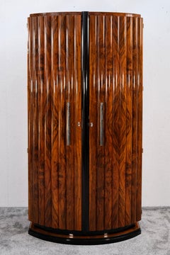 Armoire Art déco française, noyer figuré, motif cannelé, années 1930