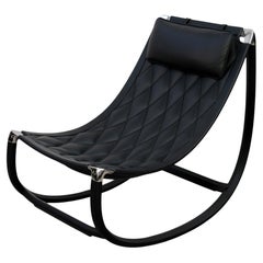Fauteuil à bascule « Lune » de Louis Vuitton, créé par Marcel Wanders, en cuir noir