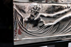 Console de style Art déco contemporain avec façades de tiroirs chromées en relief