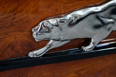 Französische Art-déco-Kommode aus Nussbaumholz mit verchromtem Panther-Relief, 1930er Jahre