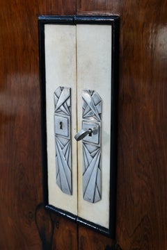 Armario francés de estilo Art Déco de madera de nogal con detalles en pergamino y herrajes geométricos, década de 1930