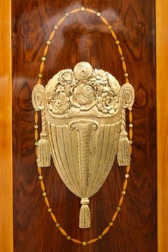 Armario francés de estilo Art Déco de madera de nogal con decoración floral tallada y dorada, hacia 1925