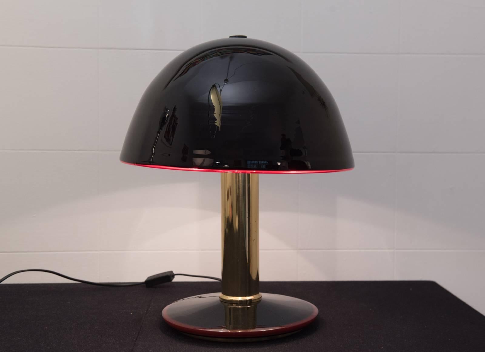 Table lamp in Murano blown black glass with red crystal border.
Lamp stand in polishes brass.