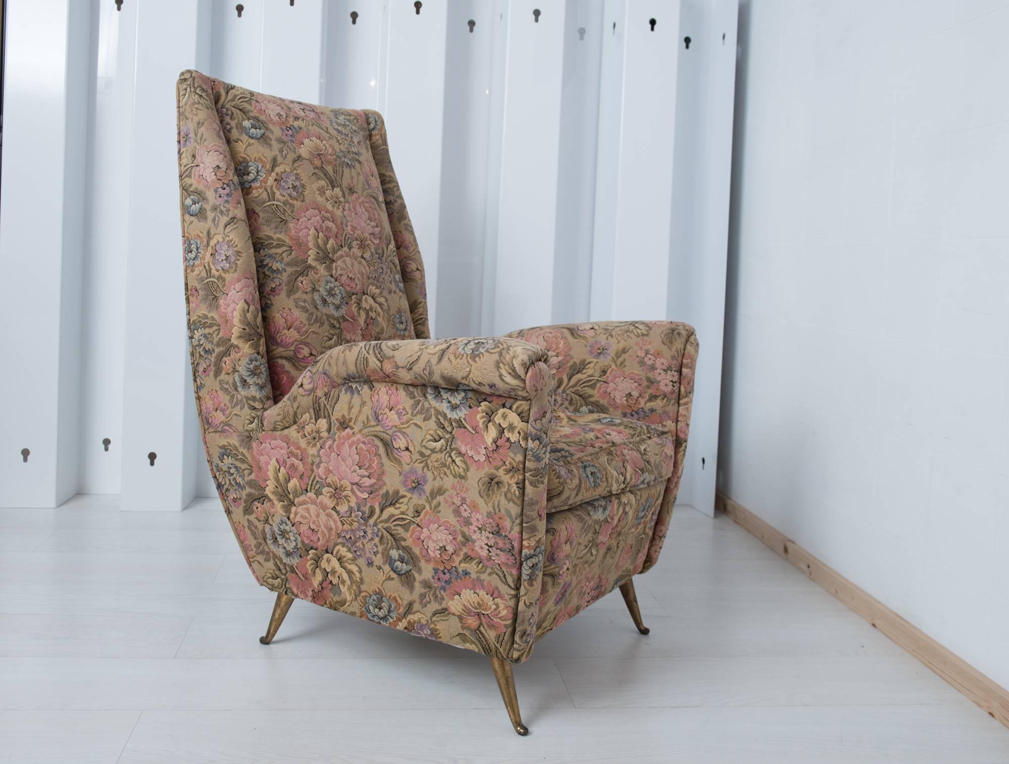 Vintage Armchair attributed to Gio Ponti and produced by ISA in 1950.
The chair features a solid wooden structure, legs in brass and original Gobelin upholstery.
