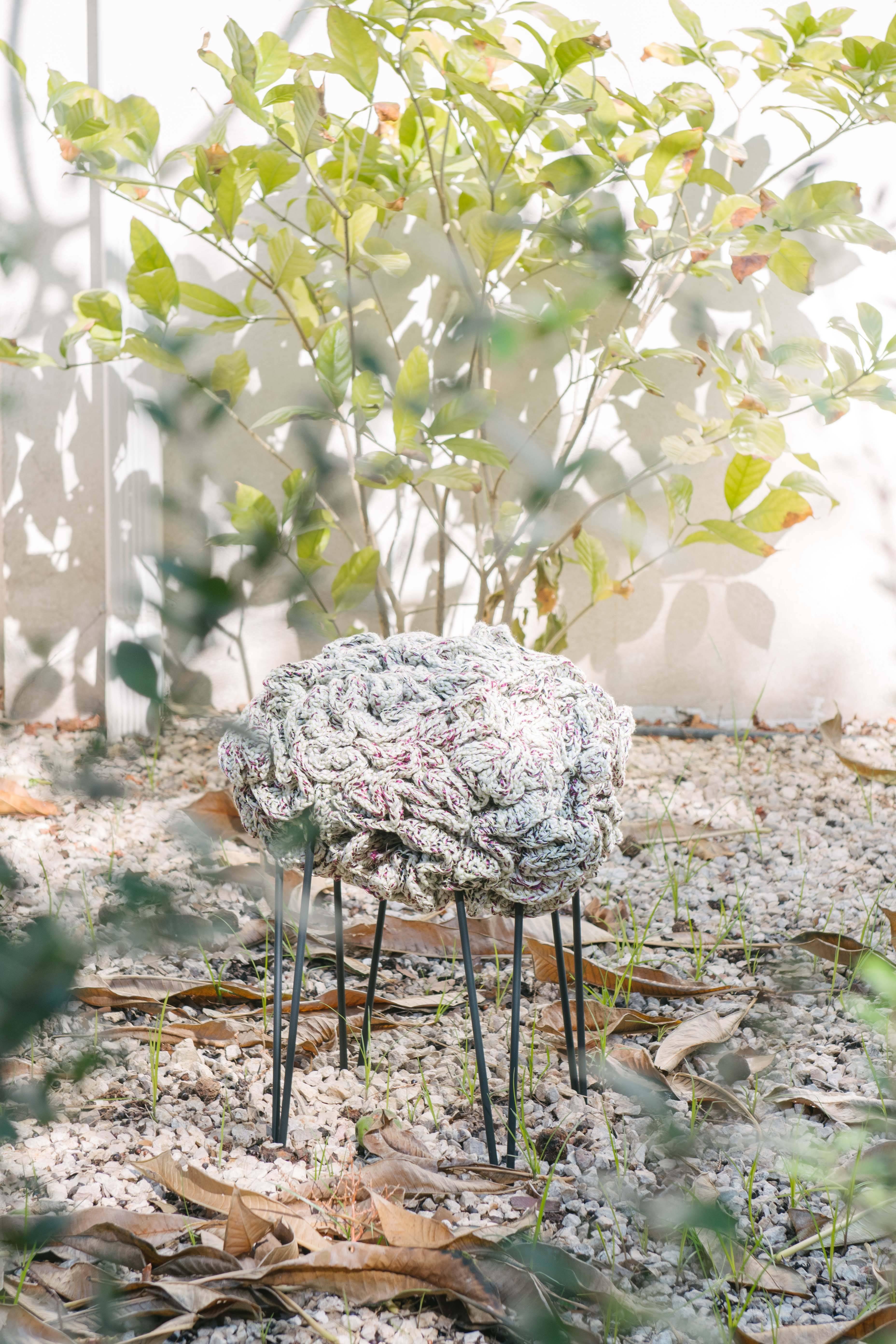 Handmade Crochet Elements Cotton and Polyester Cream Iota Pouf Stool (21. Jahrhundert und zeitgenössisch)