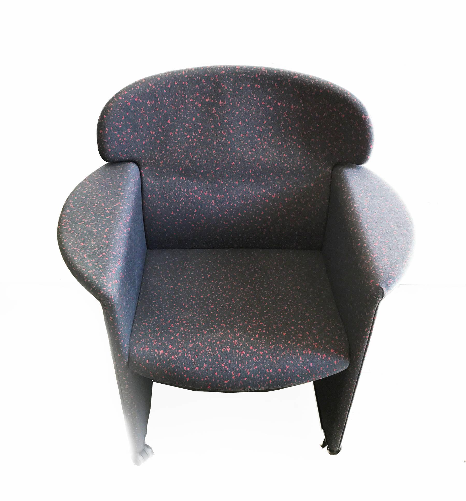 Memphis Style Armchair, Fabric Upholsterd, Italy 1980s. In Good Condition For Sale In Bilbao, ES