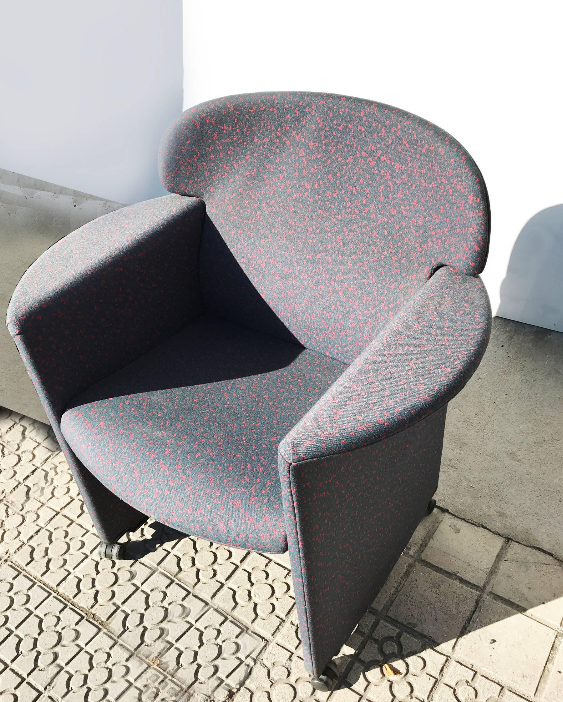 Memphis Style Armchair, Fabric Upholsterd, Italy 1980s. For Sale 4