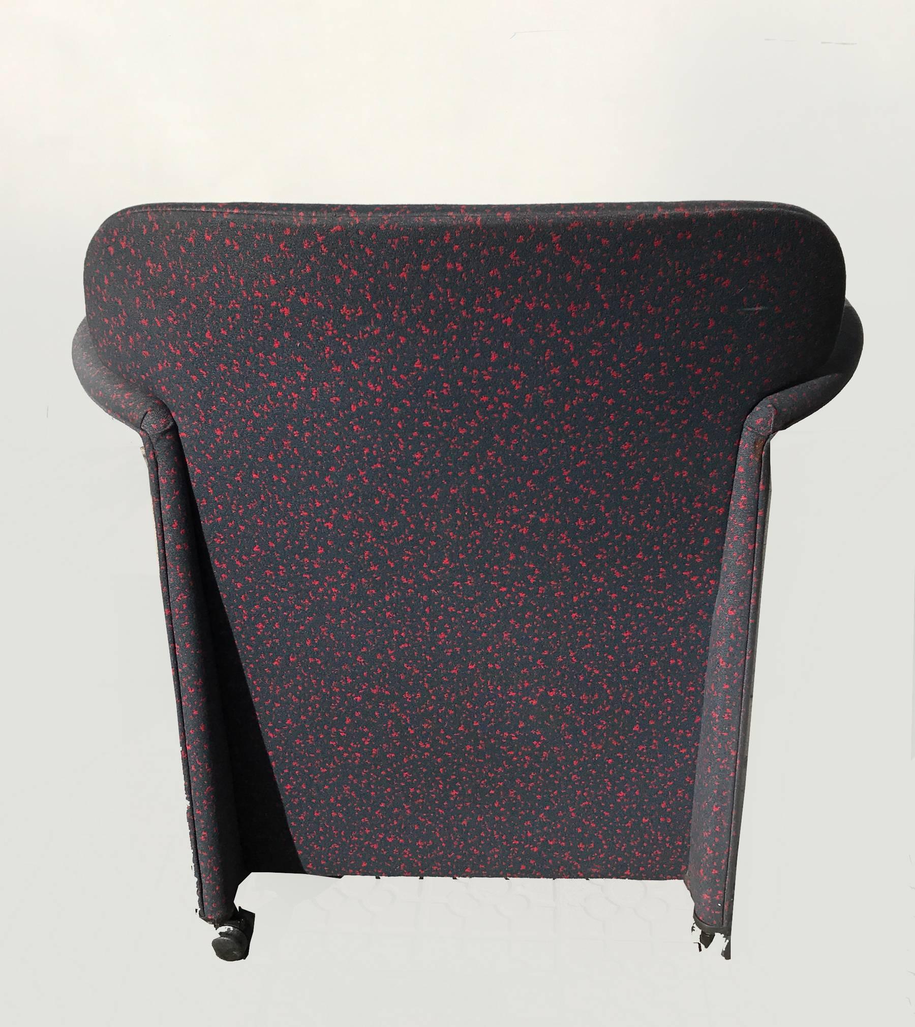 Memphis Style Armchair, Fabric Upholsterd, Italy 1980s. For Sale 2