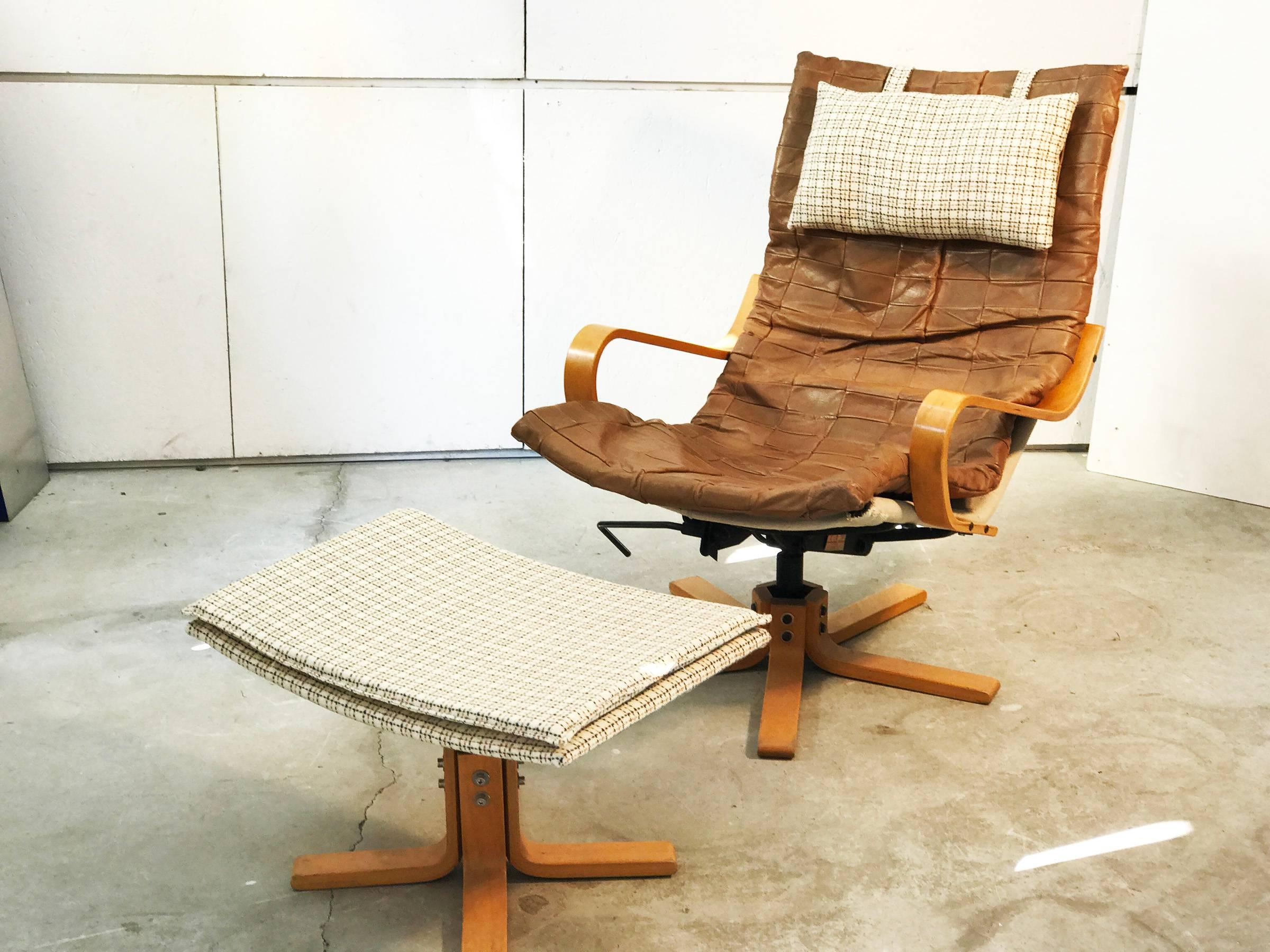 Very comfortable Danish armchair. Metal frame covered with an strong fabric (kind of line) case, On top there is a loose leather and cotton mat (130 X 62 cm) and a wool pillow. Base is made of solid beech. Armchair reclines and swivels.
Ottoman has