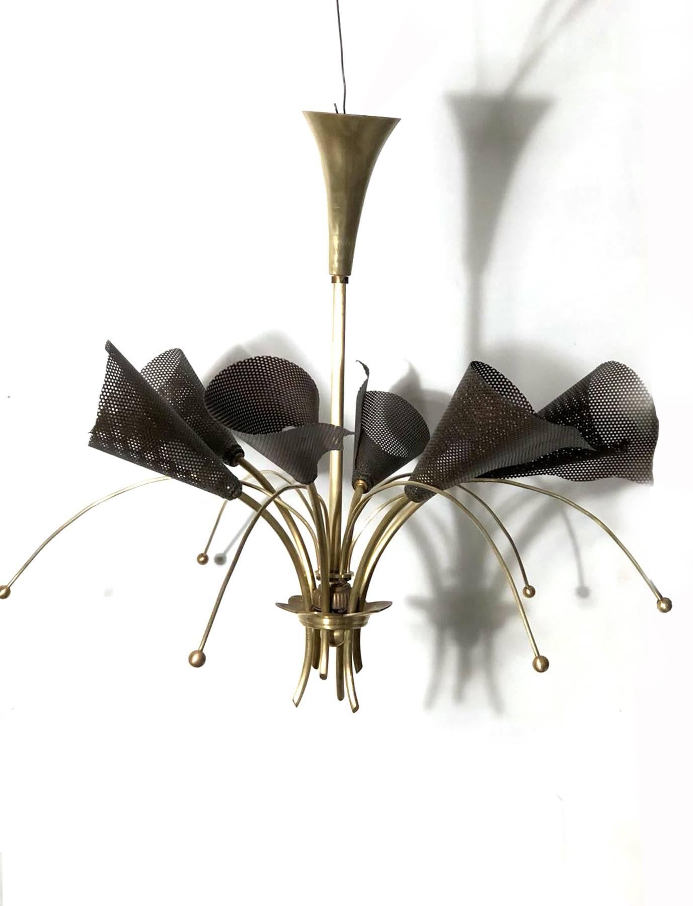 Beautiful 1950s pendant lamp with six brass arms ending in six black painted perforated iron shades and another six brass arms ending in massive little brass balls. The central stem ends in a long cone trim.
Lamp has been fully restored, all brass