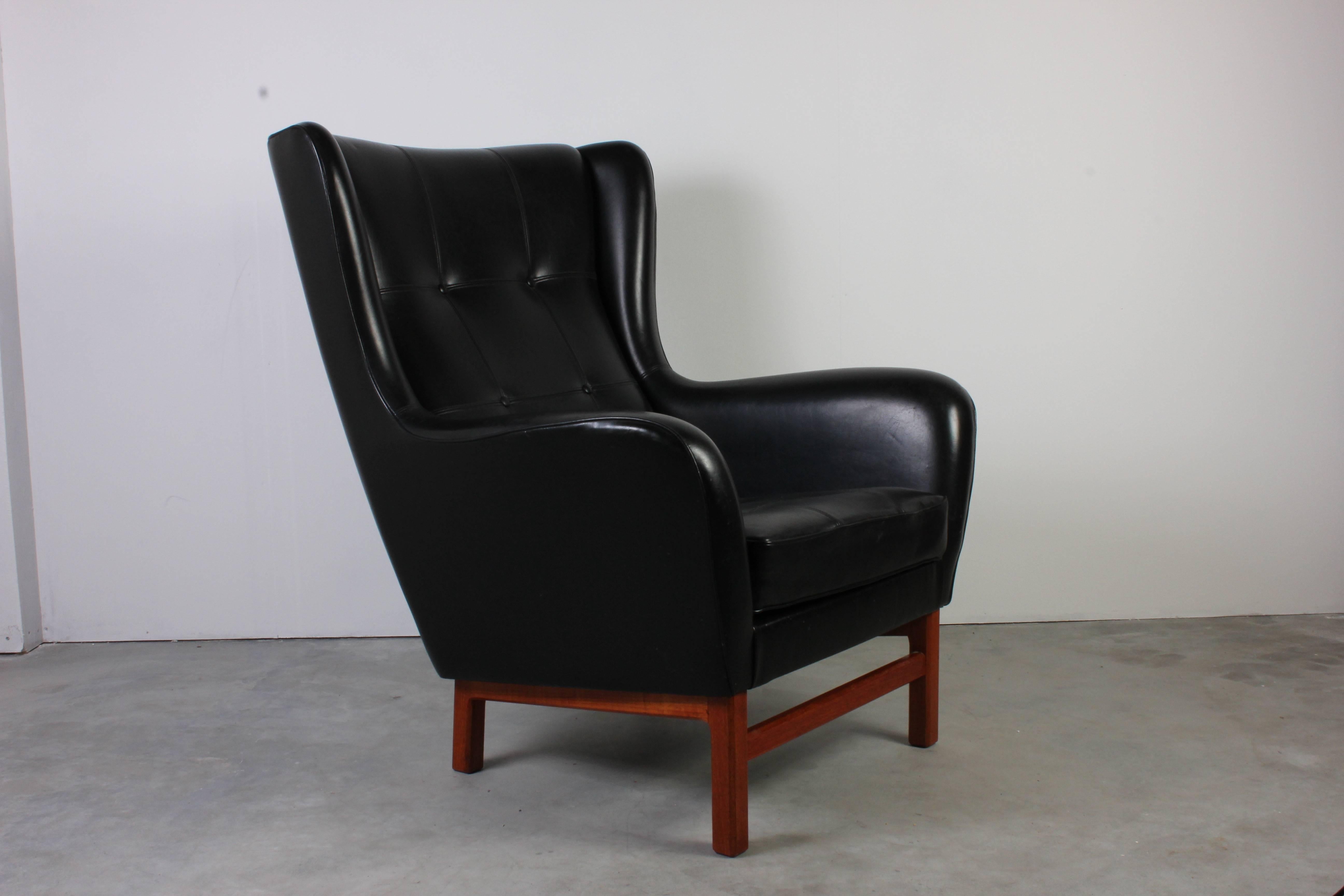 Large midcentury lounge chair by Swedish manufacturer Bröderna Andersson. The chair has vinyl upholstery and teak legs. The chair is in very good vintage condition with minor signs of usage consistent with age and use.