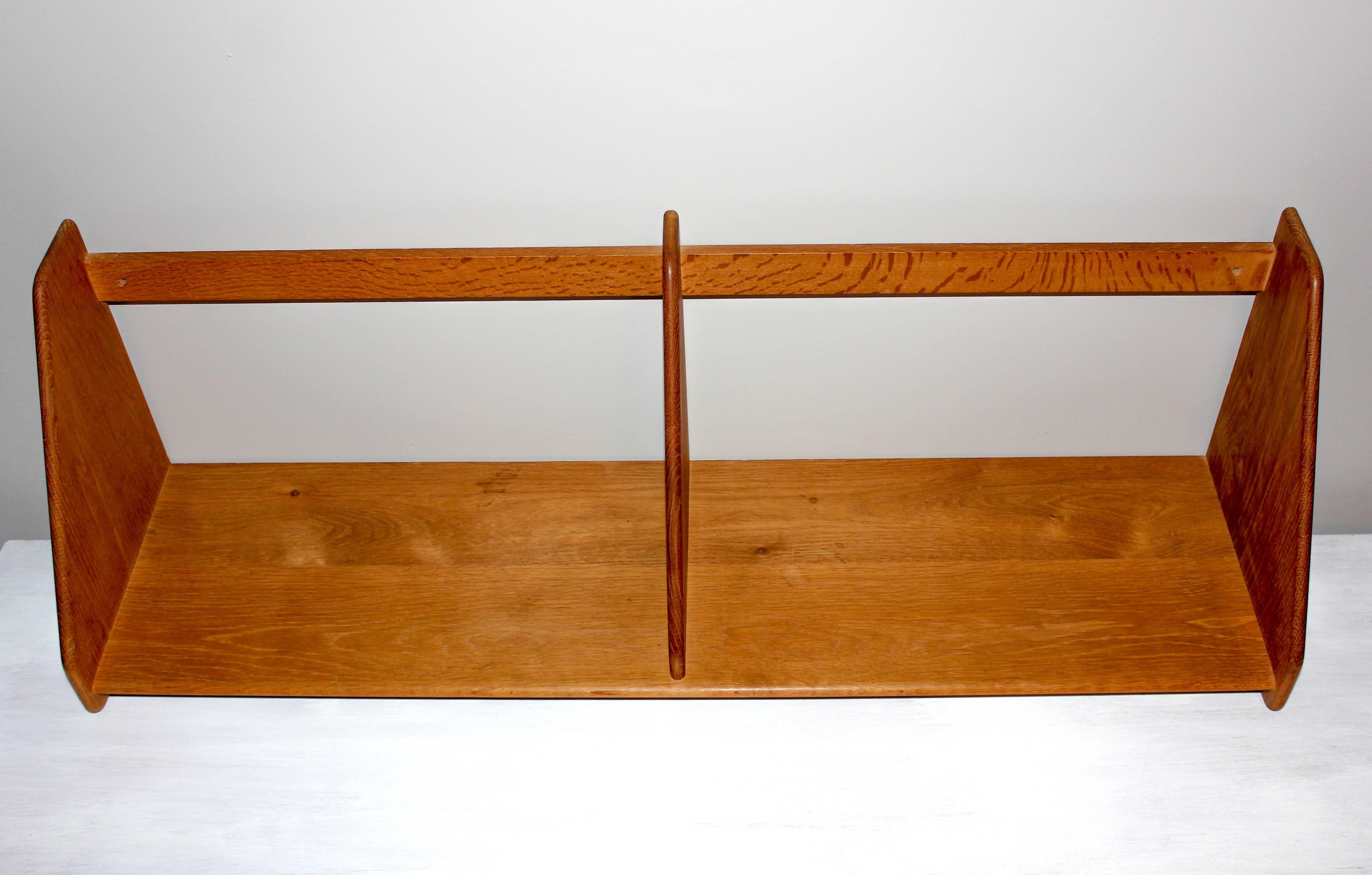 Solid oak wall shelf designed by Hans J Wenger and produced by Ry Møbler during the 1950s. This Classic shelf is mounted straight to the wall. The condition is very good with some minor signs of usage but no structural damages.