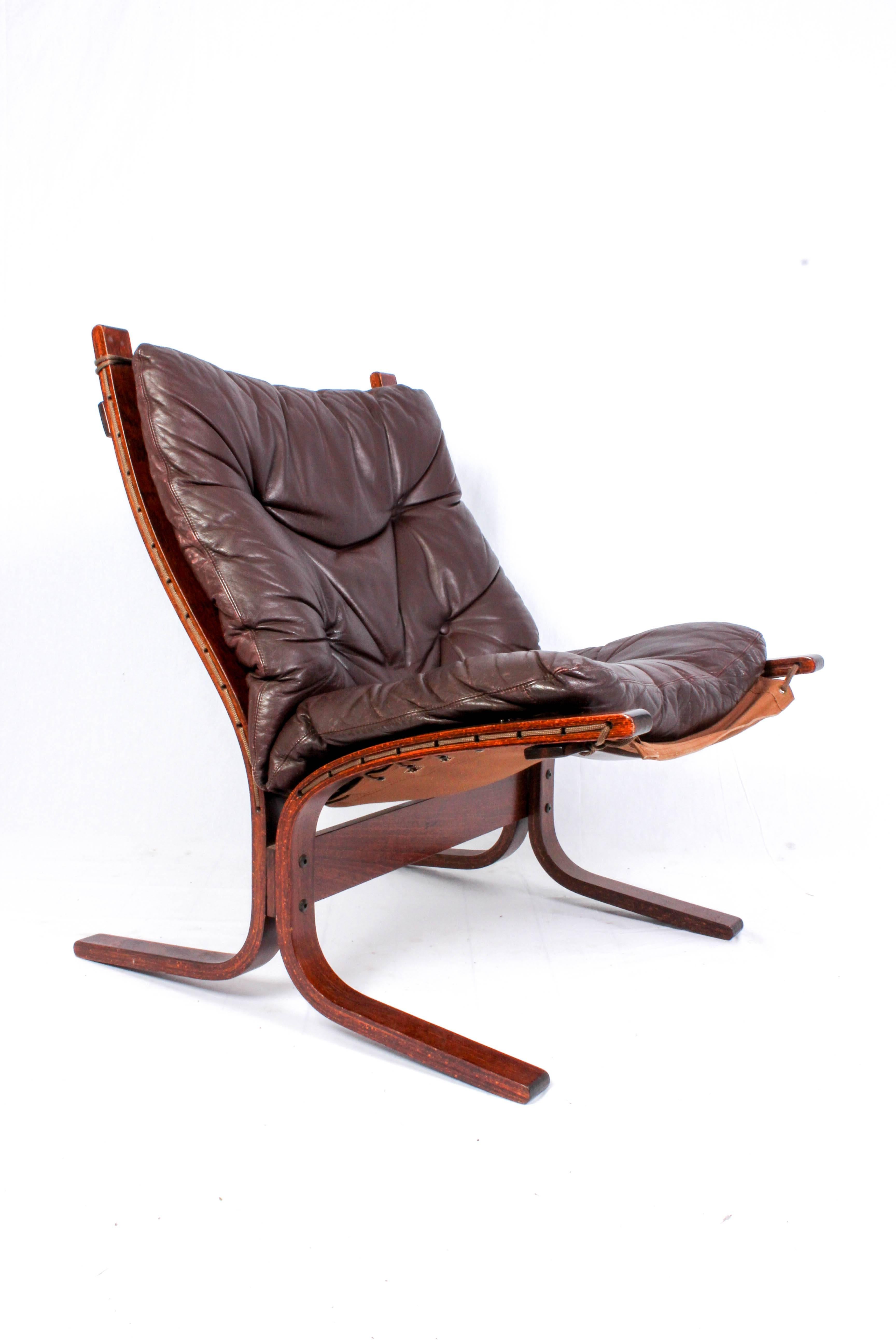 Midcentury leather lounge chair by Ingmar Relling for Westnofa, Norway. The model is called Siesta and is made out of bentwood, leather and canvas. The chair is in very good vintage condition with min or signs of usage.

This item will be available