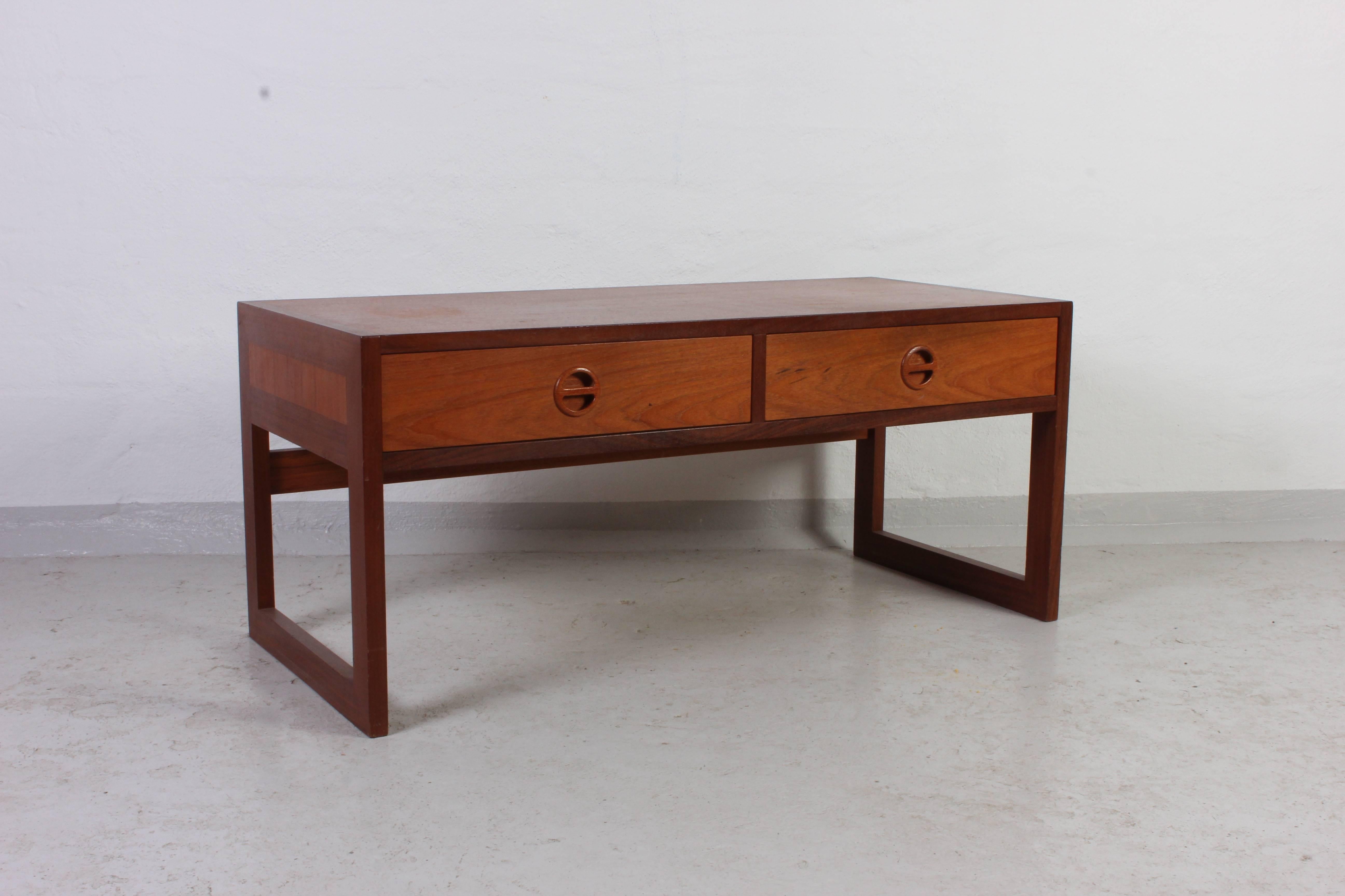 Midcentury low bench by Danish designer Arne Wahl Iversen. This piece combines smart storage and clean design with its two drawers and low profile. The bench is made out of teak and is in very good vintage condition.

This item will be available in