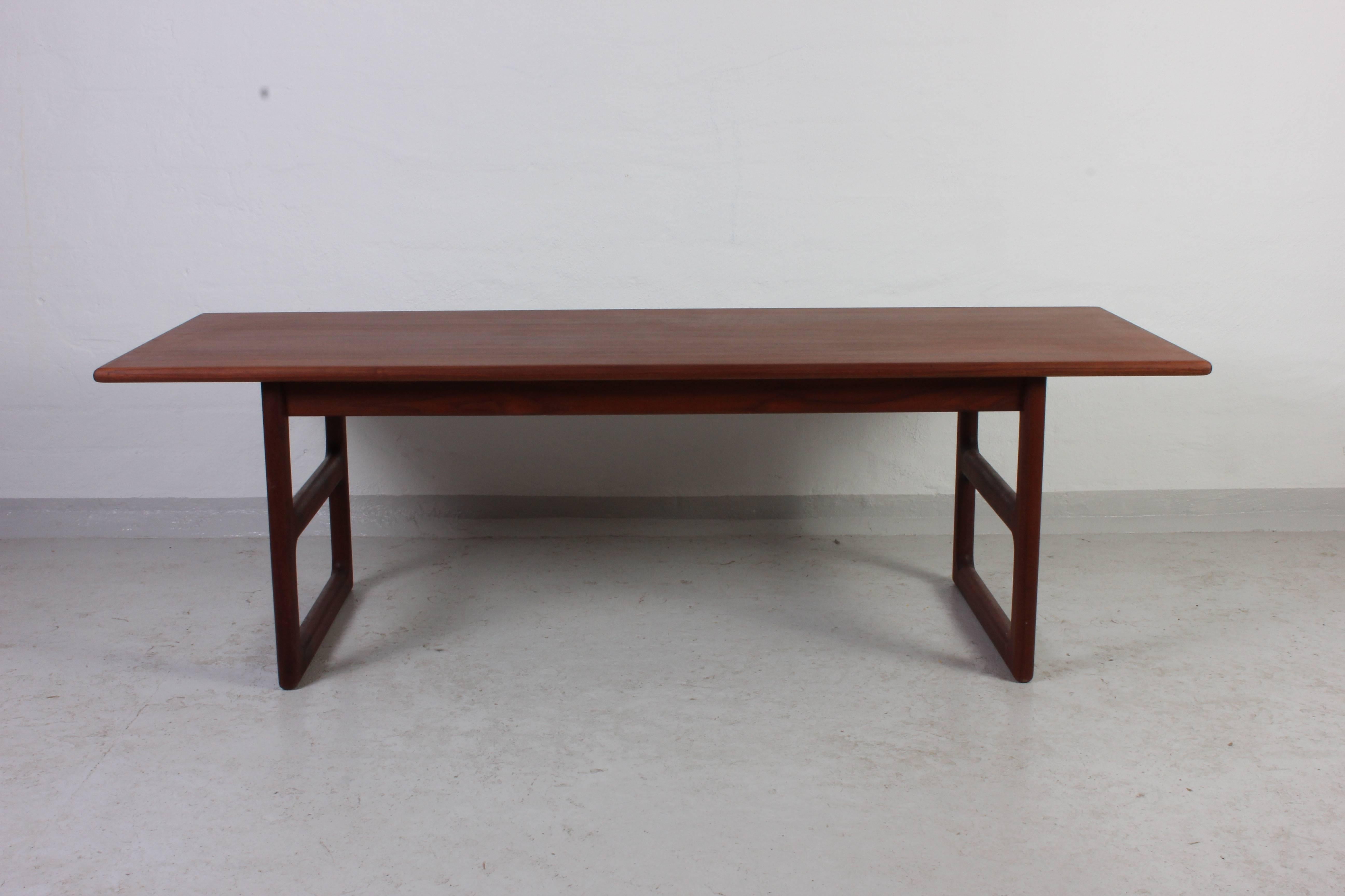 This midcentury Danish teak coffee table is in very good vintage condition. The table has sculptured teak legs and top of high quality.


