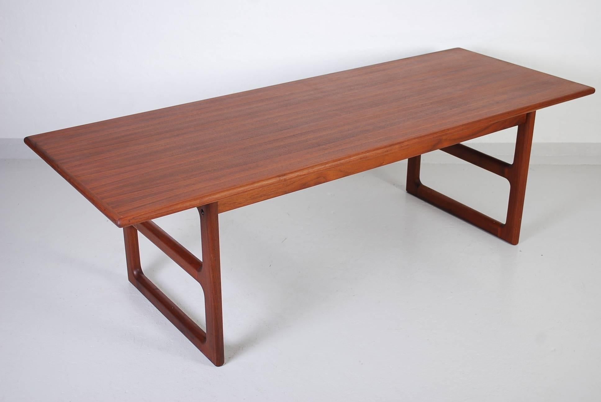 Midcentury Danish Teak Coffee Table with Sculptured Legs In Good Condition For Sale In Malmo, SE