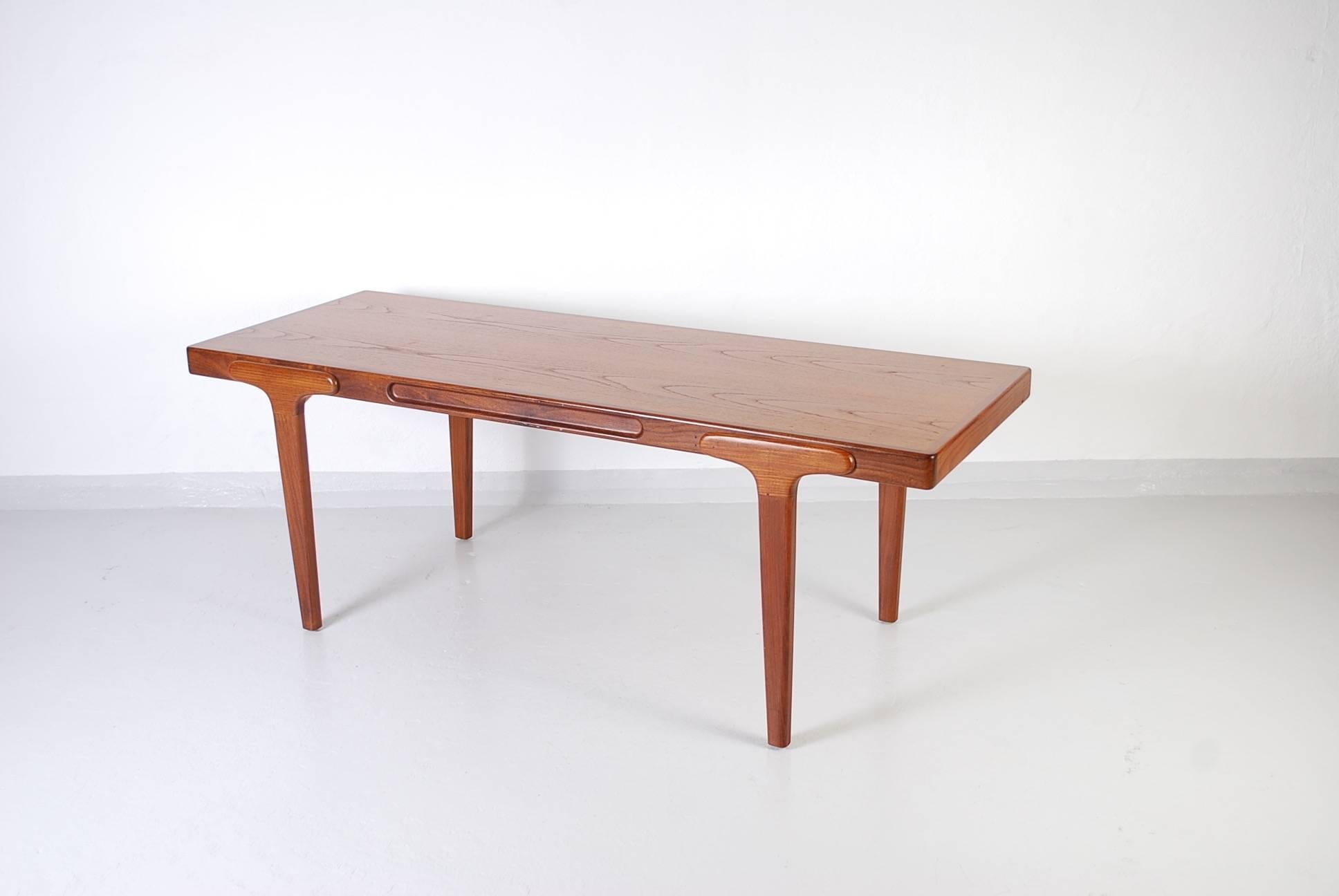 This midcentury Danish teak coffee table is in very good vintage condition. The table has sculptured legs and nice details.


