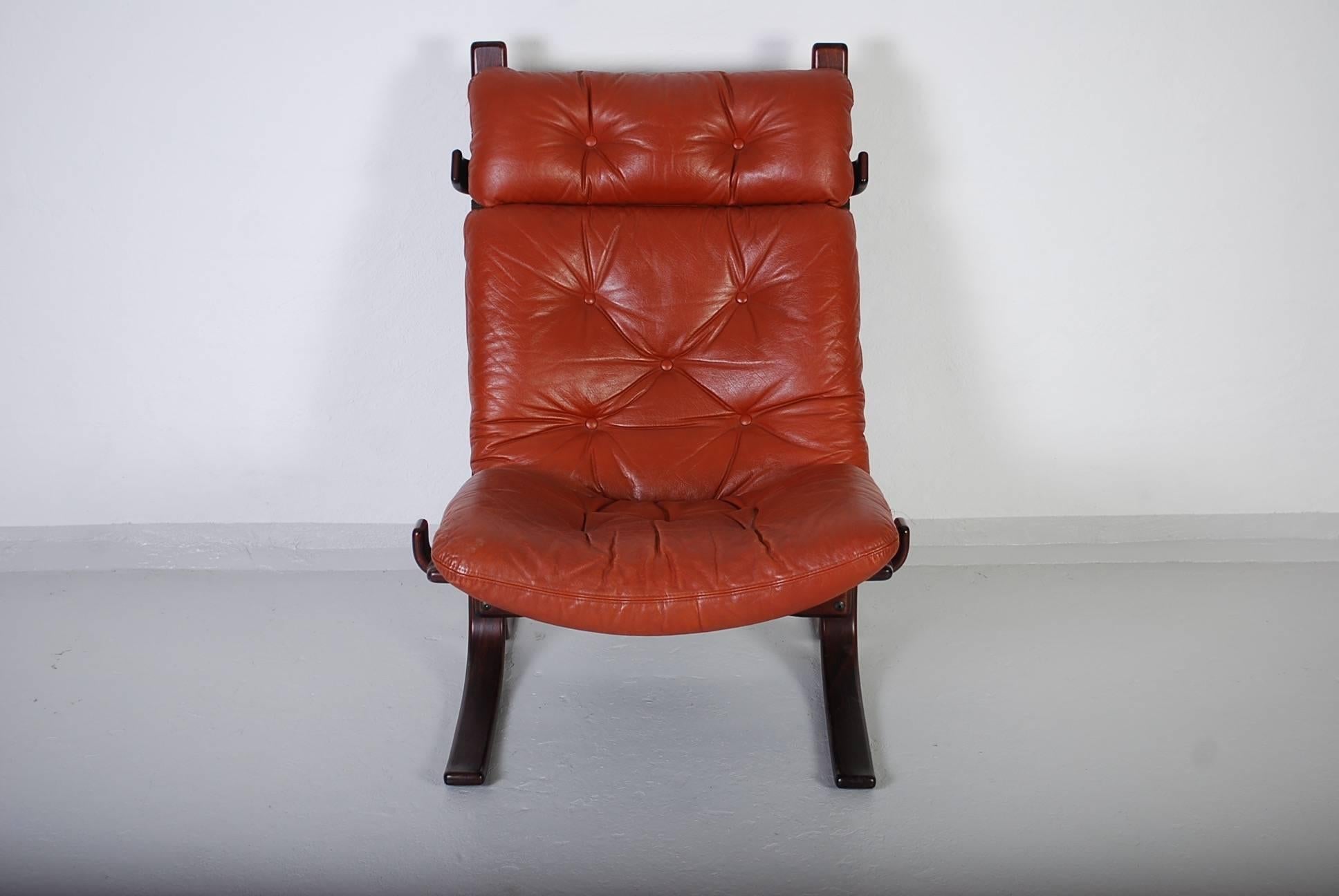 Red (burgundy) leather and bentwood lounge chair by Norwegian designer Ingmar Relling. The chair was produced by Westnofa during the 1970s. The chair is in very good vintage condition with minor signs of usage.